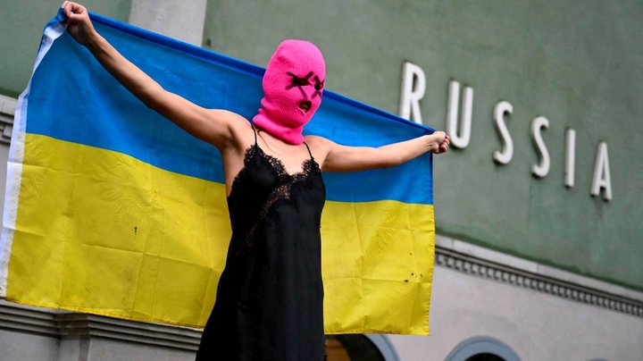 Rusland er tilbage i det gode selskab i kunstverdenen. Nu langer ambassadør ud efter kritikerne