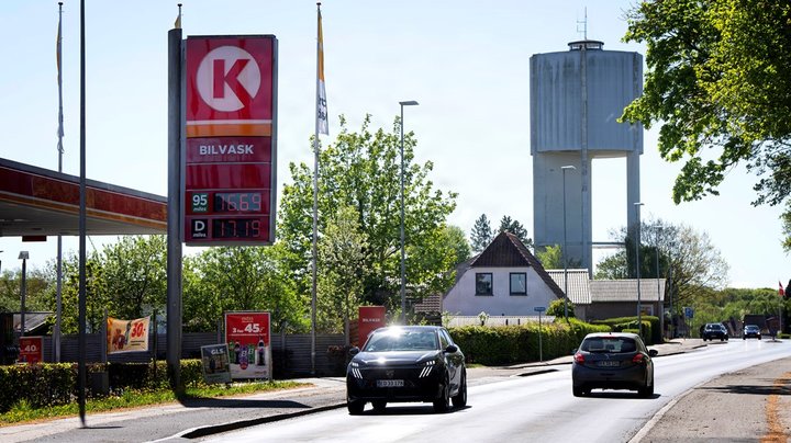 Tænketank frygter billigere benzin vil bremse elbiler. DD kalder analysen “fuldstændig på månen”
