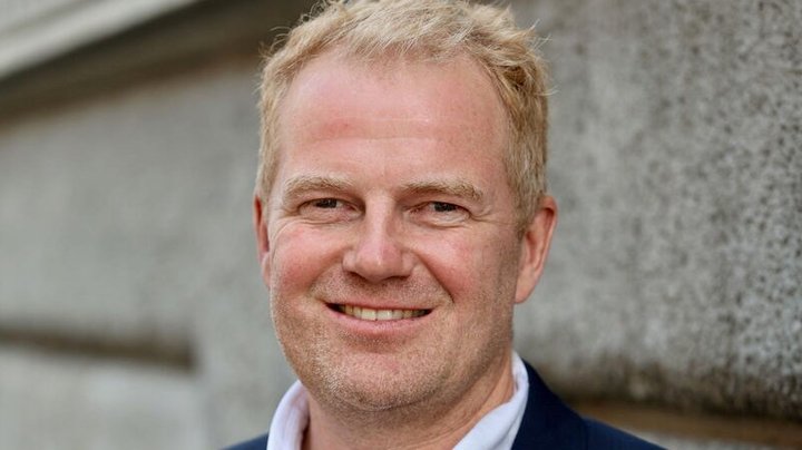 Departementschef fritstillet efter ét år