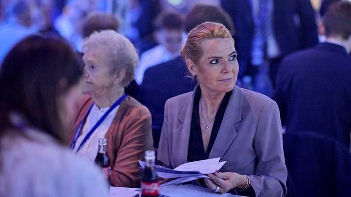 Støjberg skal vælge mellem villavejen og den yderste svinebonde