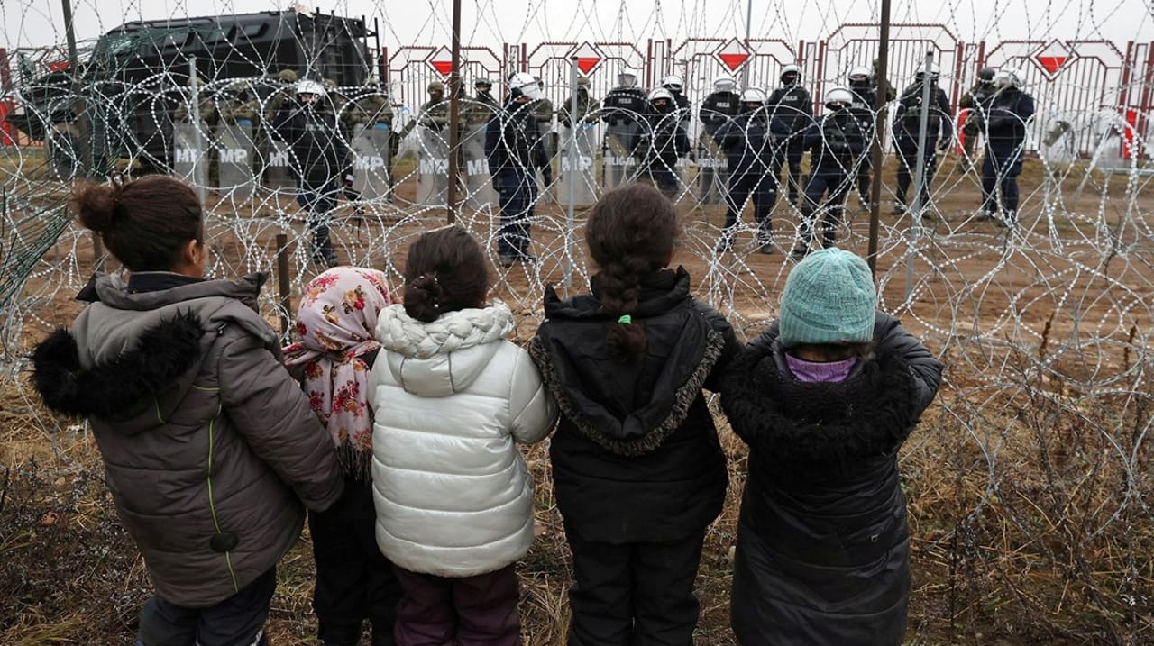 Hvem giver migranterne ved Polens grænse en plads ved julebordet? - Altinget: