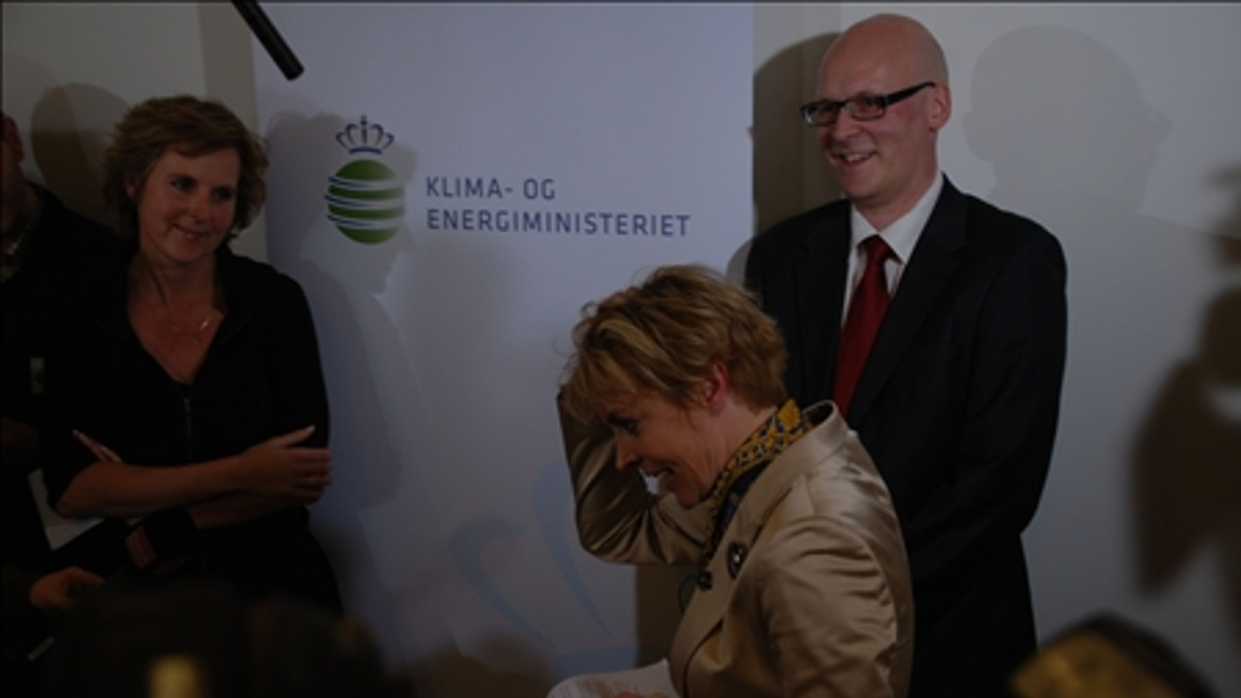 Selvom den nye klimaminister Lykke Friis (th.) er god i medierne, kan regeringen f&#229; sv&#230;rt ved appellere til forg&#230;ngeren Connie Hedegaards (K) v&#230;lgere.