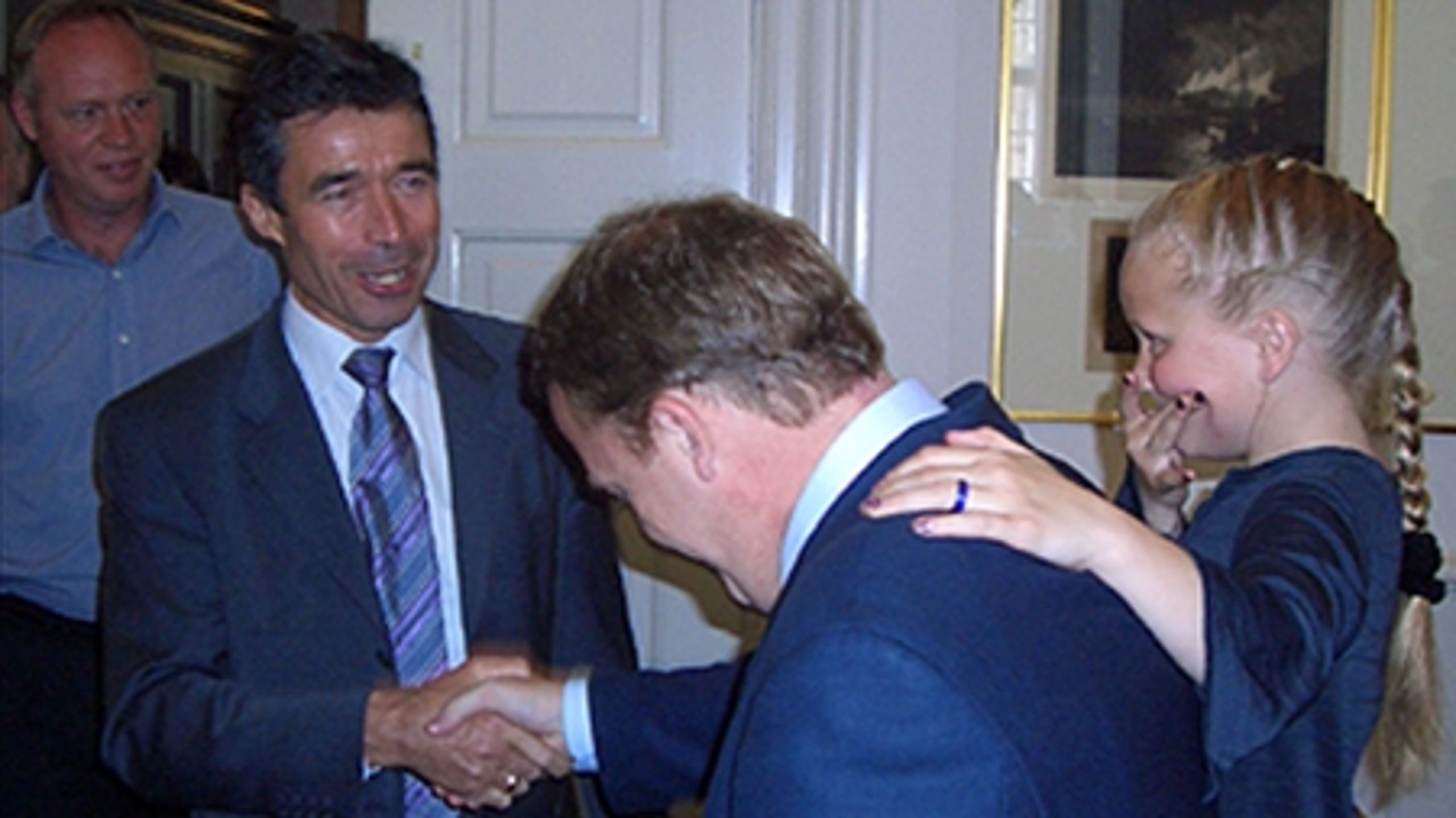 Michael Kristiansen med sin dav&#230;rende chef til 40 &#229;rs f&#248;dselsdagsreception i maj 2004 for den senere statsminister Lars L&#248;kke Rasmussen (V).