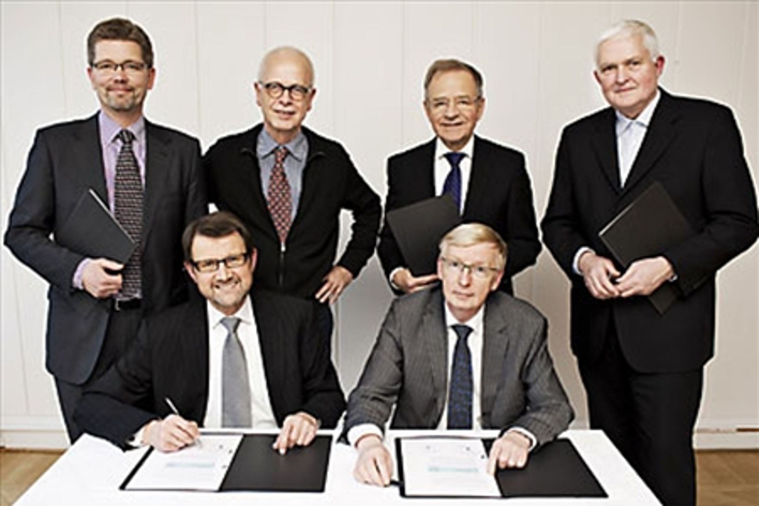 Bestyrelsesform&#230;ndene for de fem universiteter flankerer her videnskabsminister Helge Sander (V)ved underskrivelsen af aftalerne. 