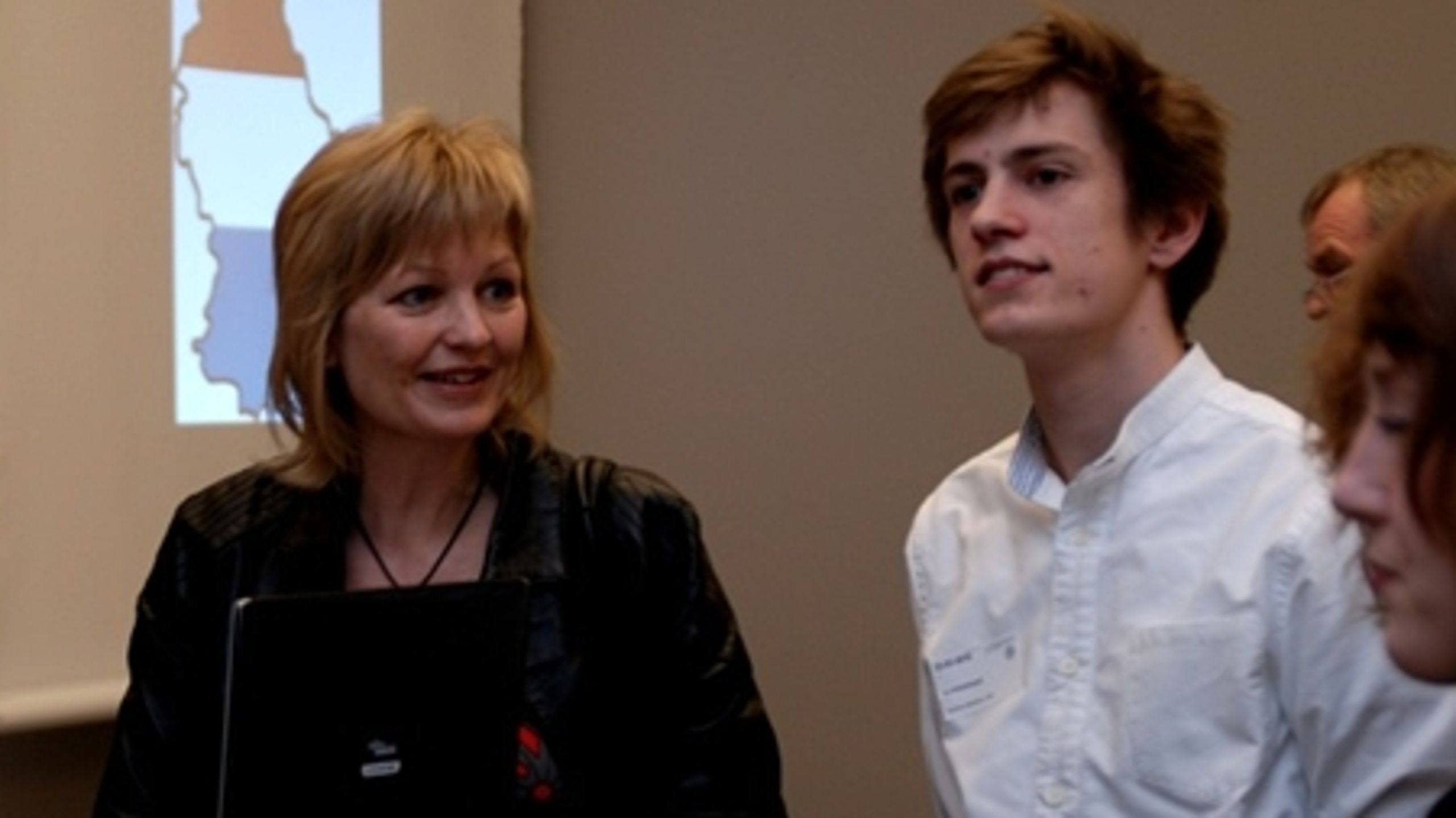 Eva Kjer Hansen (V) med unge EU-formidlere p&#229; Christiansborg.