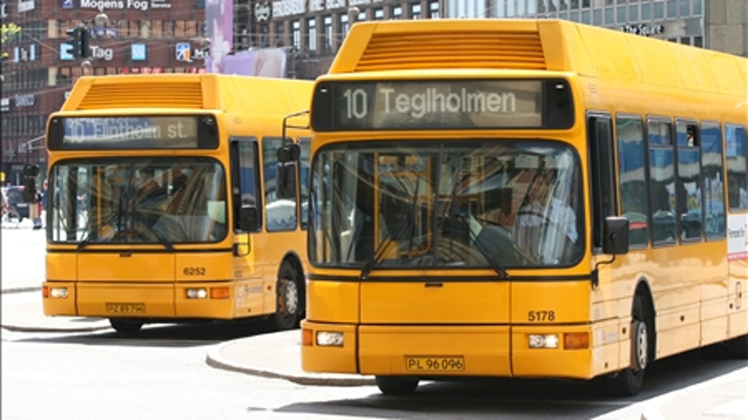 Regeringen og oppositionen er uenige om, hvad der skal g&#248;res for busserne. 