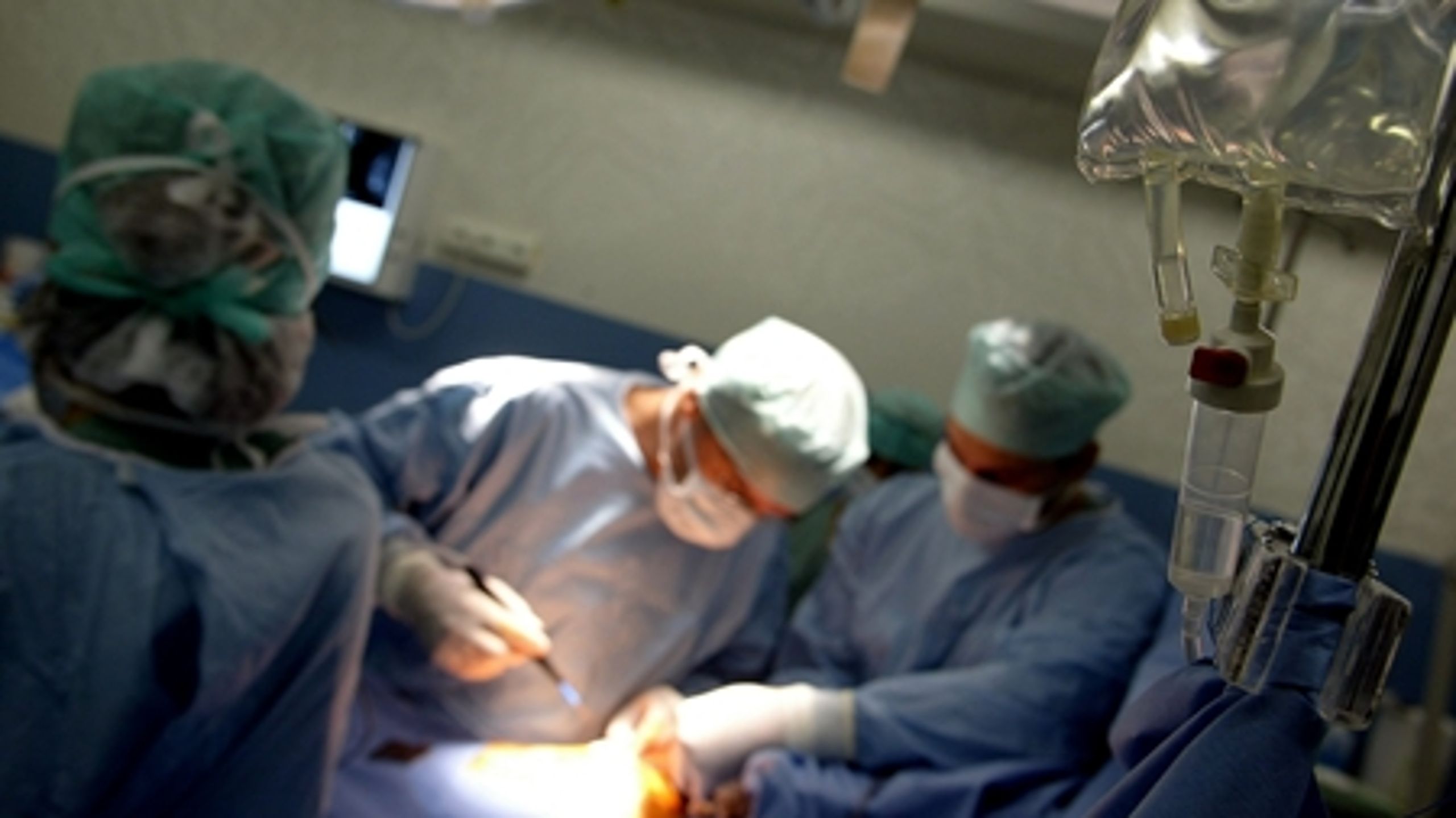 Et flertal af de ledende offentlige ortopædkirurger beskylder behandlingsgarantien for at give unødige operationer.