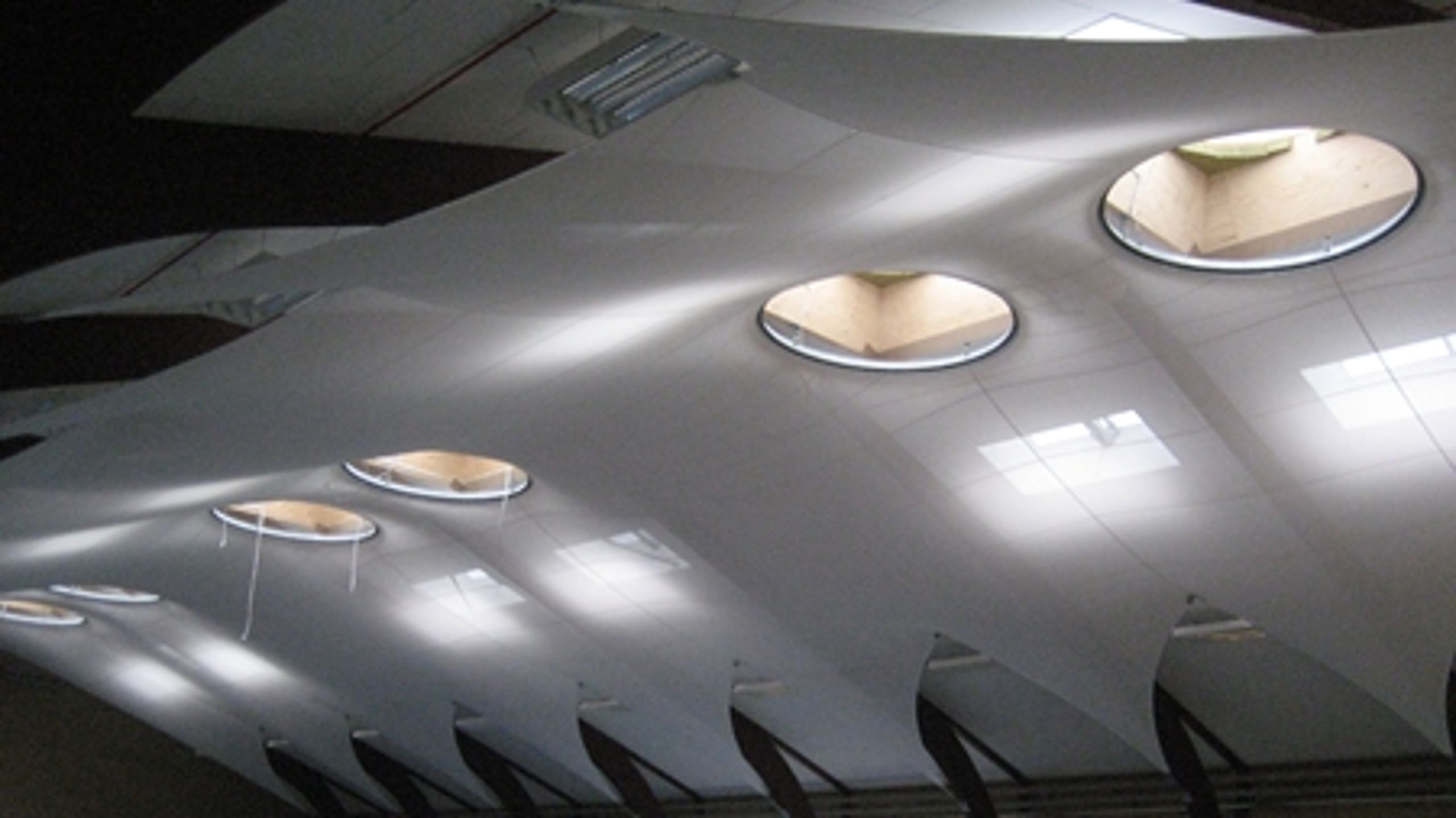 Loftet i Diamanten, der er et nyrenoveret kultur- og idrætscenter på Als. Centret har et energiforbrug på kun 50 procent af normale nybyggede haller. Elektriciteten kommer fra solceller på taget, og et avanceret ventilationssystem genbruger varmen og sikrer energirigtig køling af bygningen. 