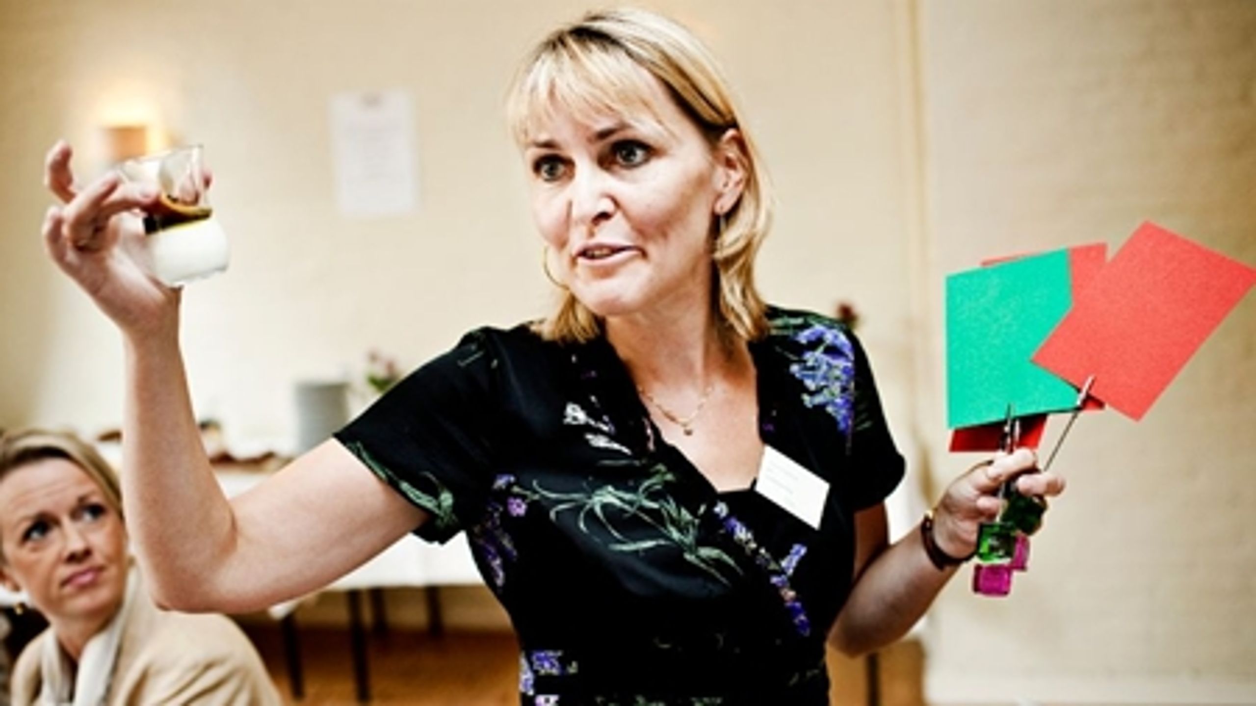 Europaparlamentariker Christel Schaldemose (S) uddeler røde og grønne flag for at vise, hvilke fødevarer der i hendes øjne bør kunne anprises. Den sukkerholdige yoghurt fik et rødt, mens en frugtskål som det eneste fik et grønt.