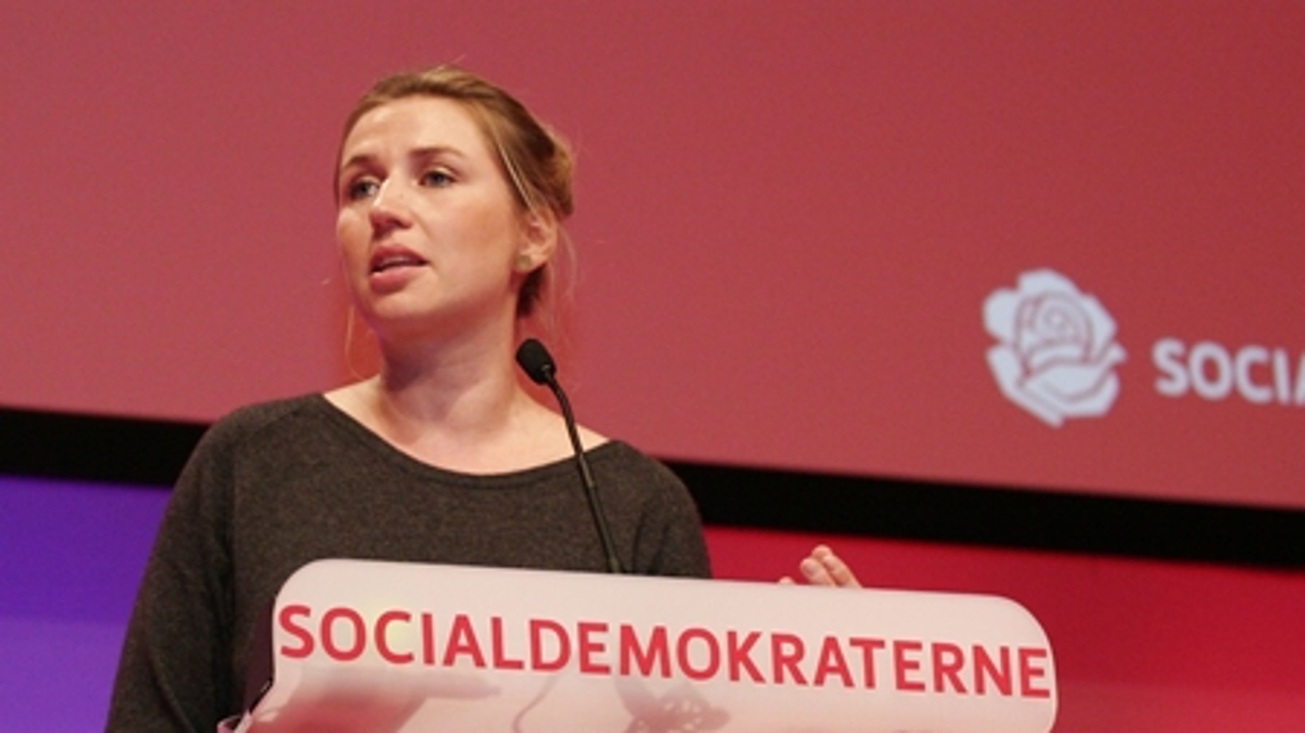 Socialdemokraterne - hér Mette Frederiksen på weekendens kongres - går ét mandat frem fra august til september, men må alligevel spejde forgæves efter et solidt, nyt flertal.