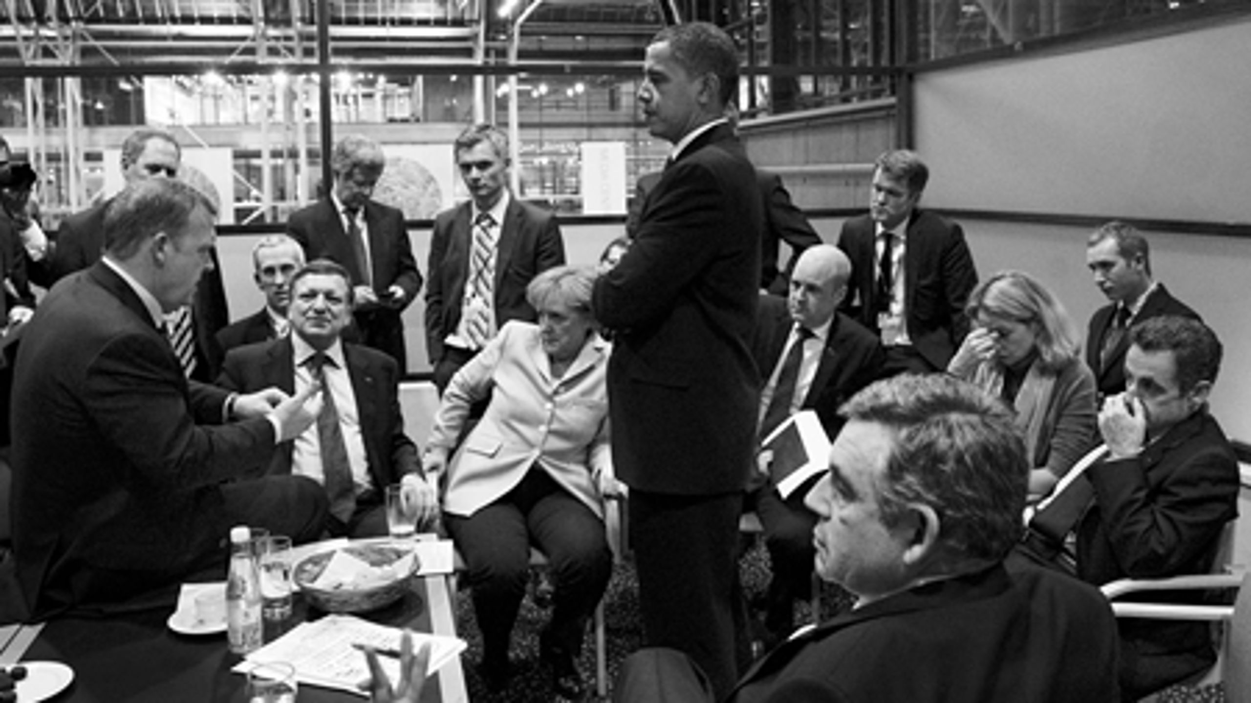Lars Løkke Rasmussen foran en stribe regeringschefer midt under sidste års mislykkede klimatopmøde i København. Han beskriver selv den del af mødet som "verdenshistoriens mærkeligste politiske gruppearbejde".