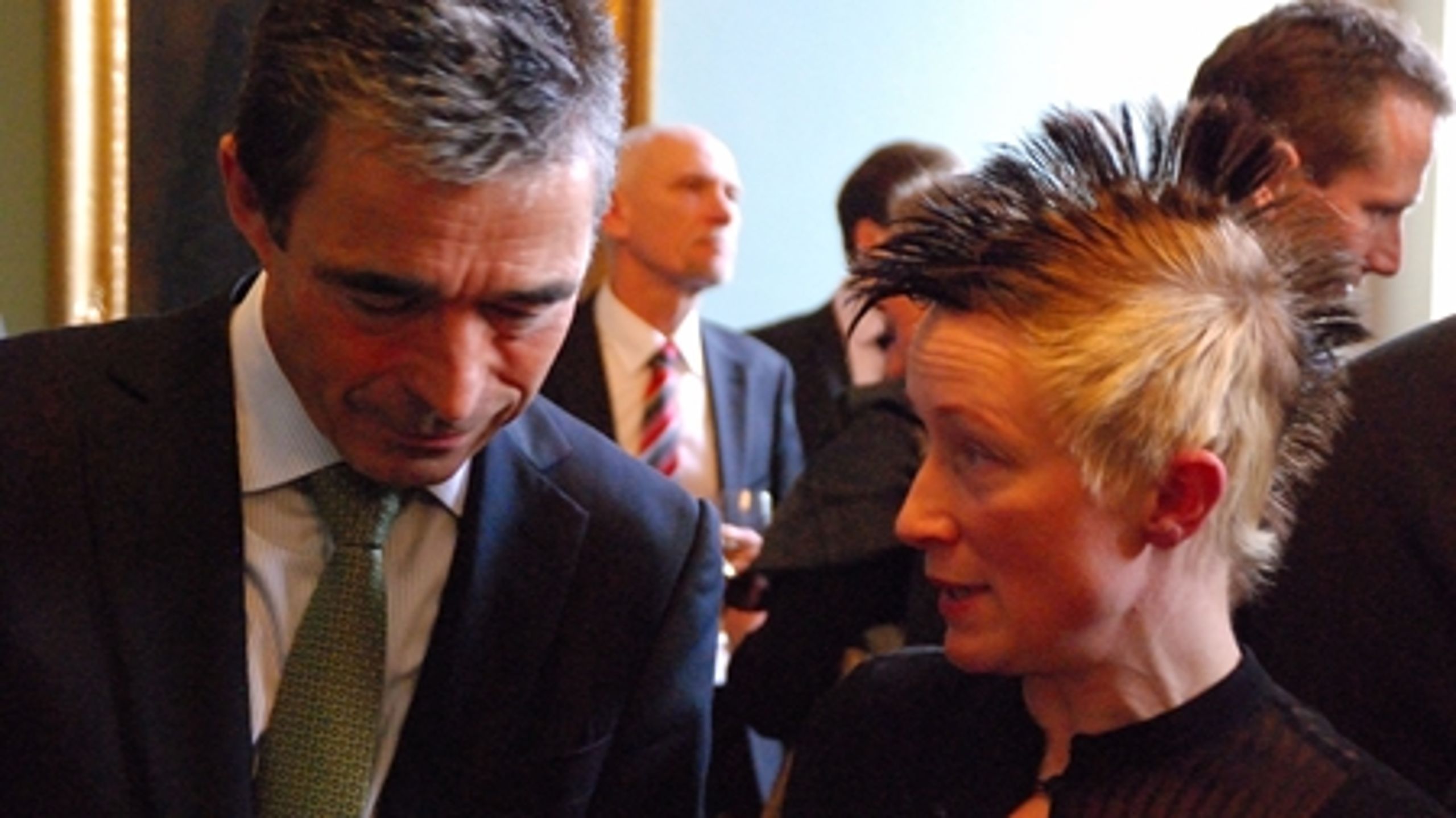 Forhenværende statsminister Anders Fogh Rasmussen og maleren Simone Aaberg Kærn i samtale.