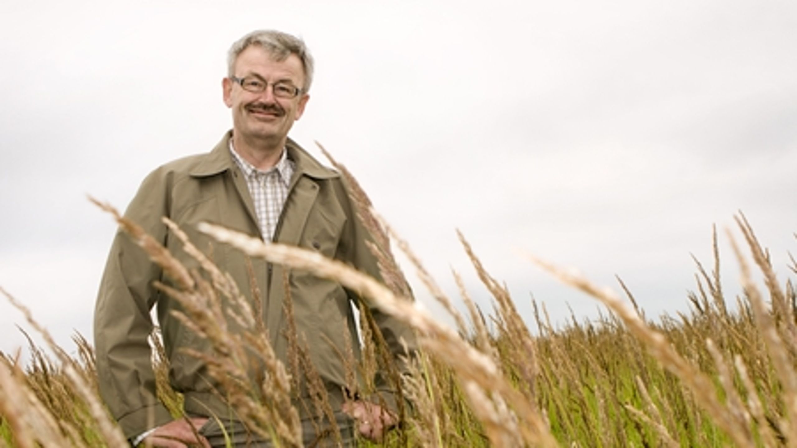 Fødevareminister, Henrik Høegh (V), beklager, at landmændene er blevet utilstrækkeligt informeret om EU-ordning, hvor de kan søge støtte til naturtiltag.