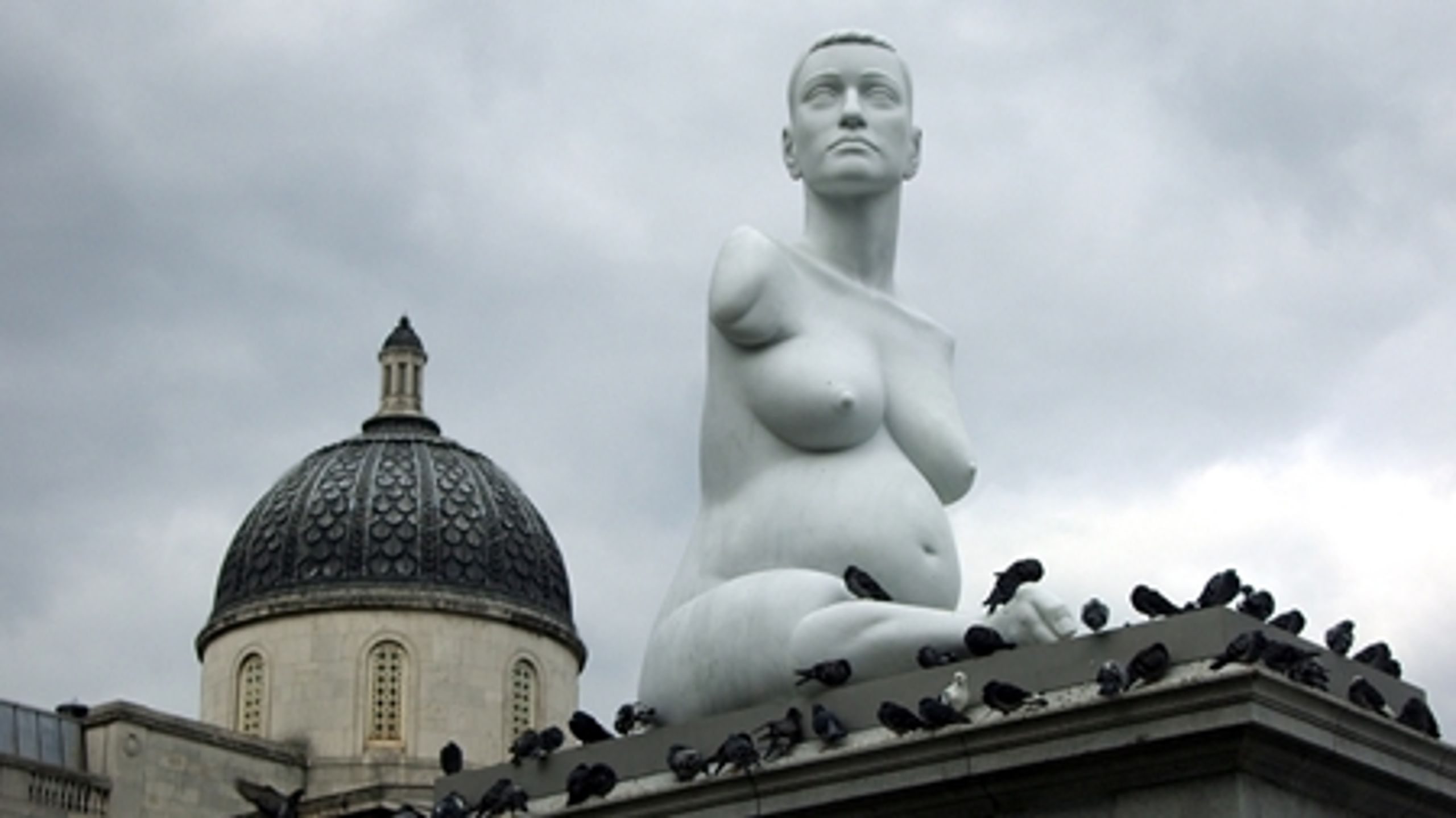 Briten Marc Quinn, der blandt andet står bag Trafalger Squares enorme statue af den gravide handicappede kunstner Alison Lapper, er udset til at skulle forevige Danmarks tidligere statsminister.