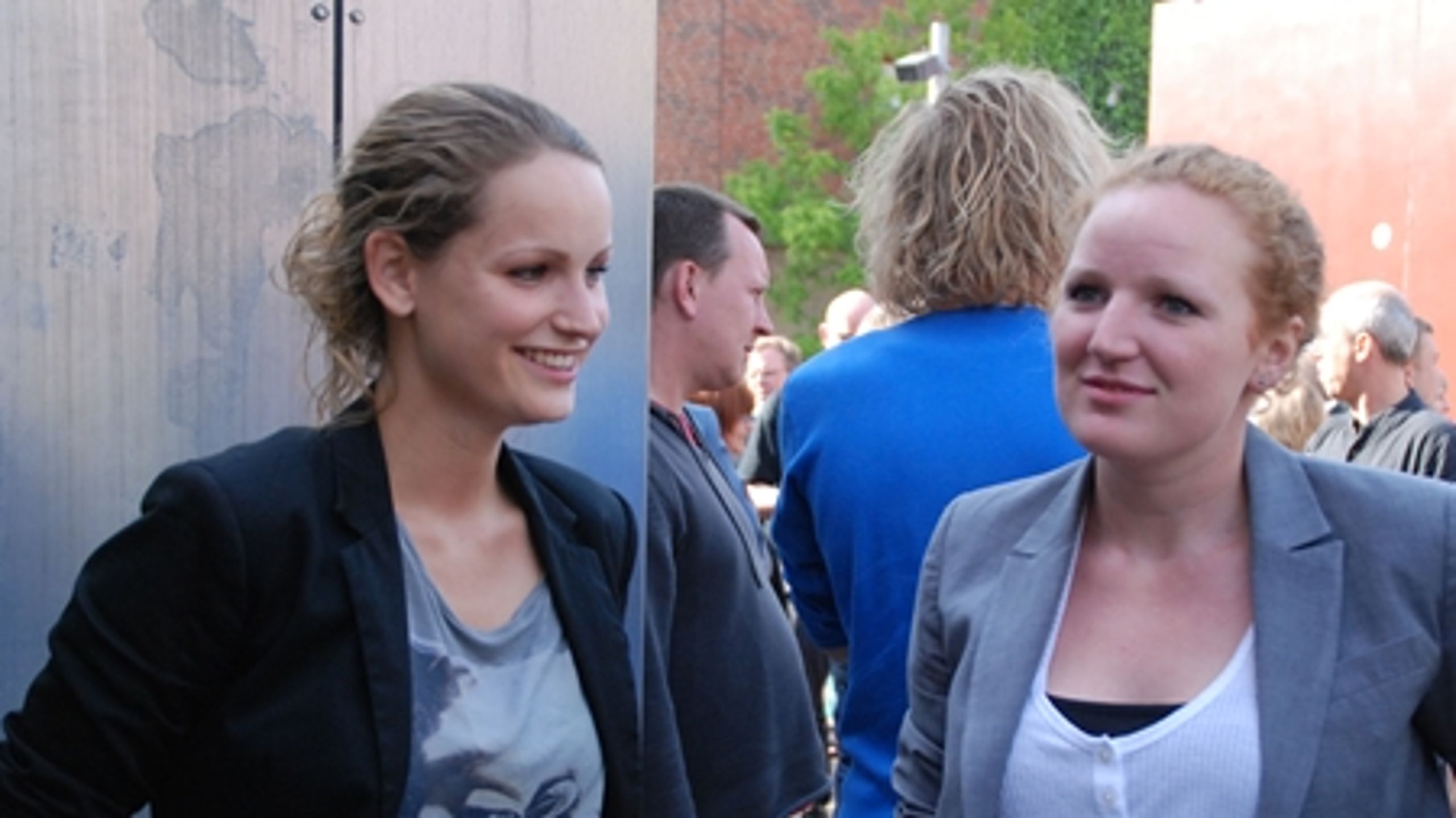 26-årige jurastuderende Pernille Skipper og 24-årige statskundskabstuderende Rosa Lund står til at komme i Folketinget for Enhedslisten, hvis de gode meningsmålinger holder på valgdagen.