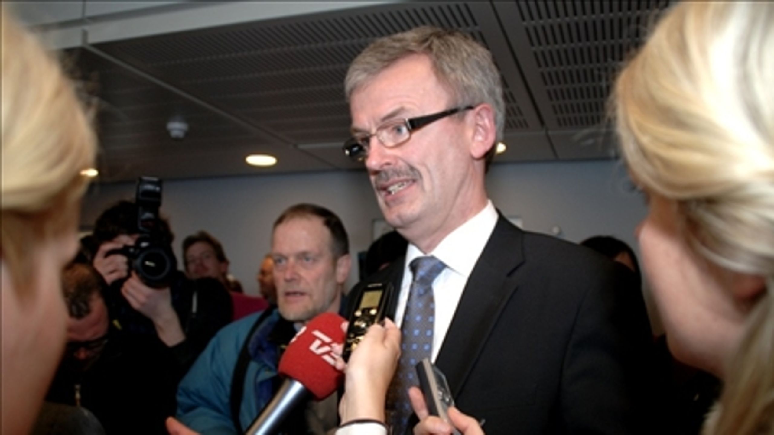 Fødevareminister Henrik Høegh (V) mener, at oppositionens økonomiske politik vil være en trussel mod det danske landbrug.