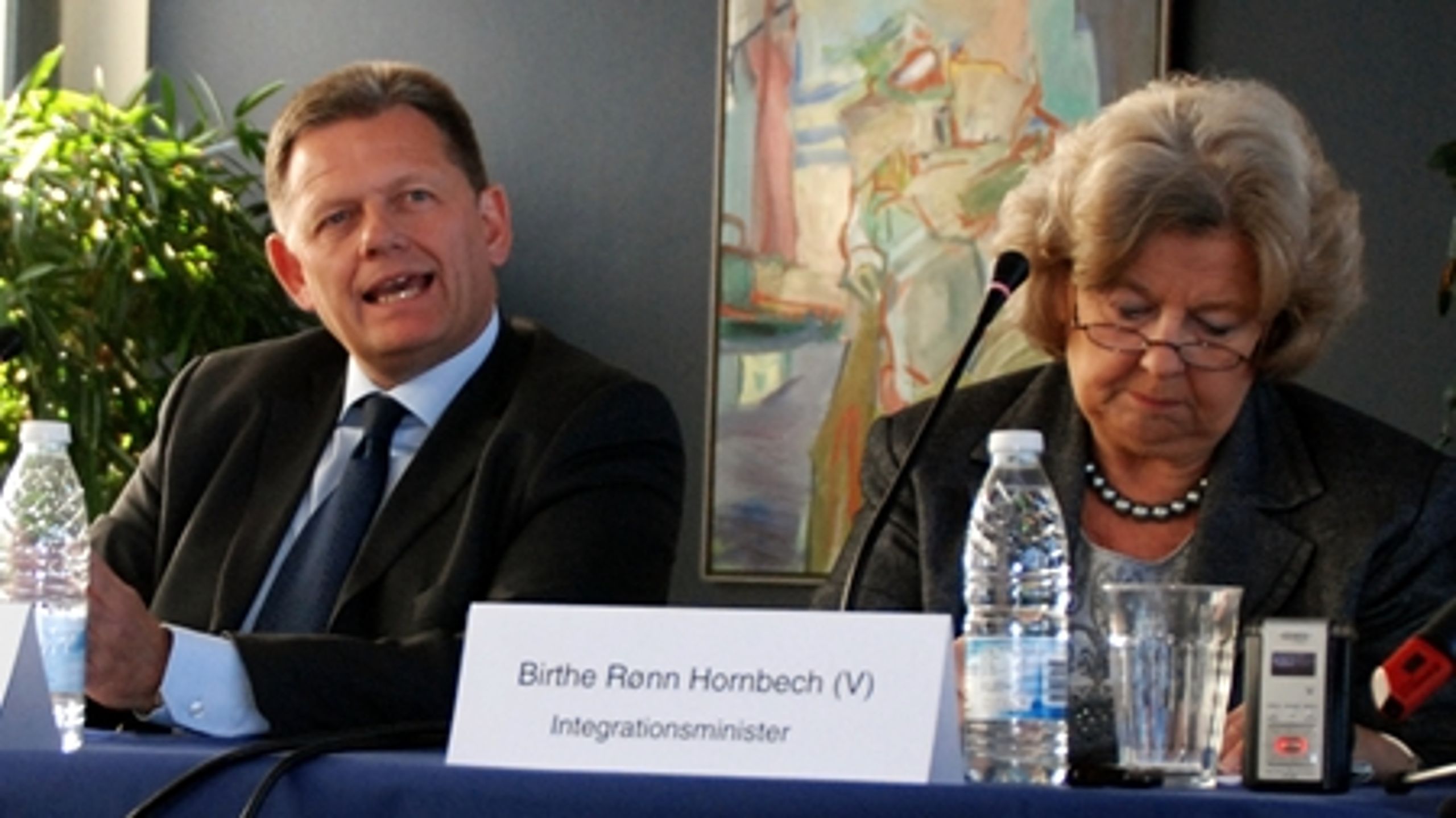 Boligpolitik var mere dagsordenen end vanligt i dette folketingsår. Her ses Lars Barfoed (K) og Birthe Rønn Hornbech (V) ved præsentationen af regeringens ghetto-strategi.