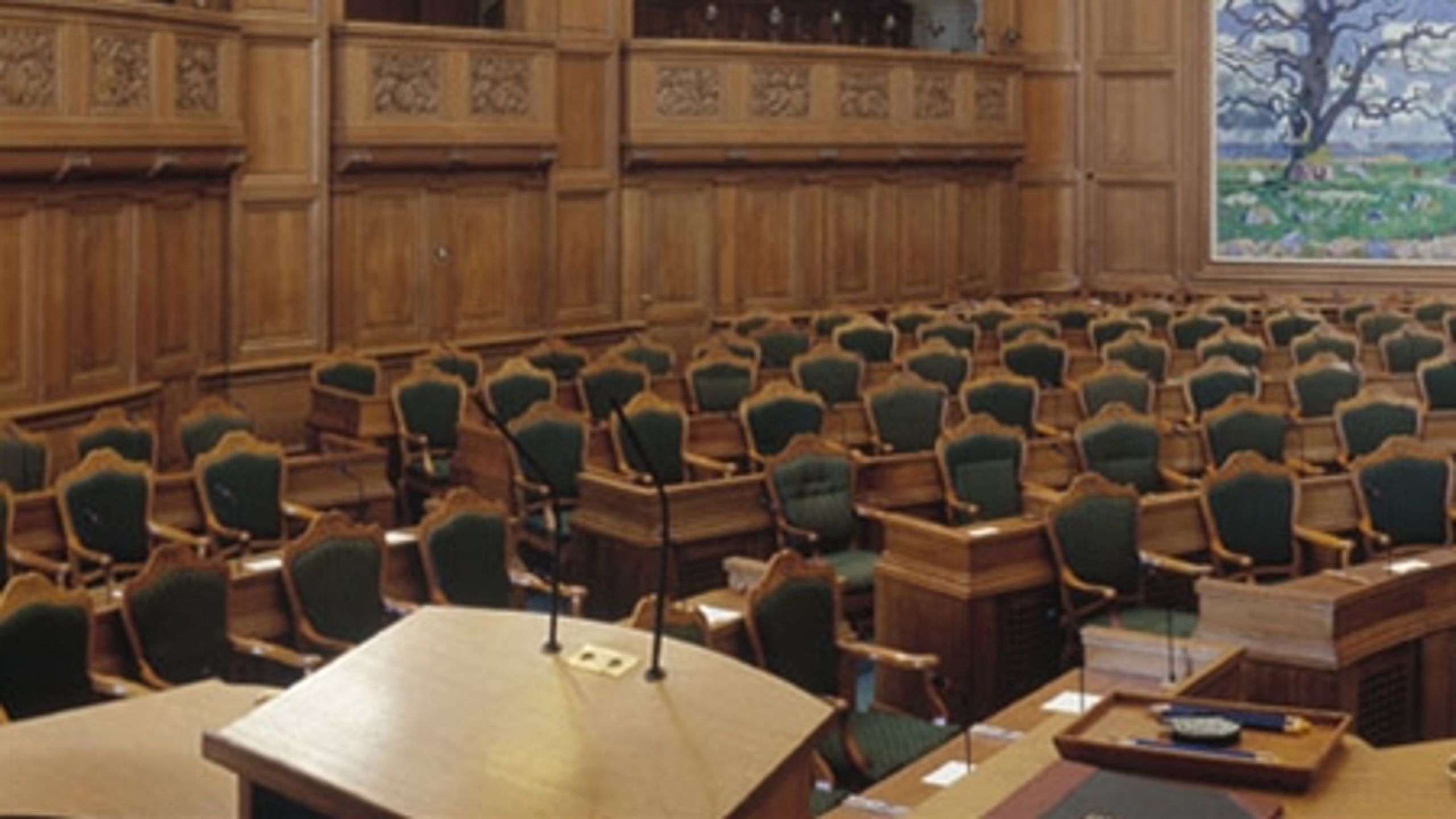 Folketingssalen er tømt for sommeren, men stolene skal snart besættes af 179 genvalgte eller nyvalgte politikere. Meningsmålingernes udvikling holder kandidaterne på pinebænken.