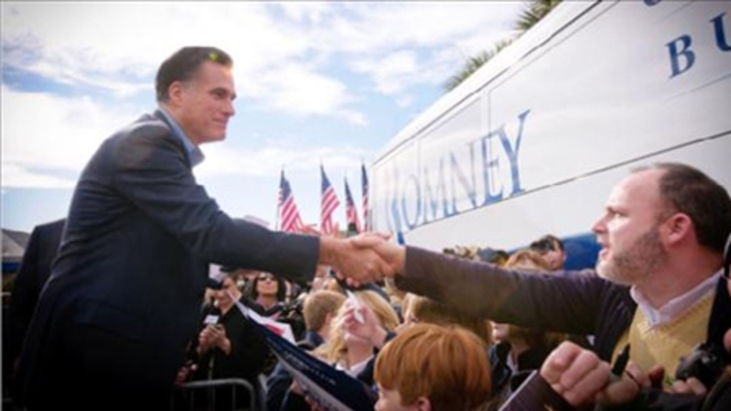Inden primærvalget i Florida tirsdag ligger Mitt Romney og Newt Gingrich helt lige i meningsmålingerne. Begge kandidater har været i Florida i flere dage for at forsøge at kapre stemmer. Her er det Romney, der hilser på vælgere i Florida.