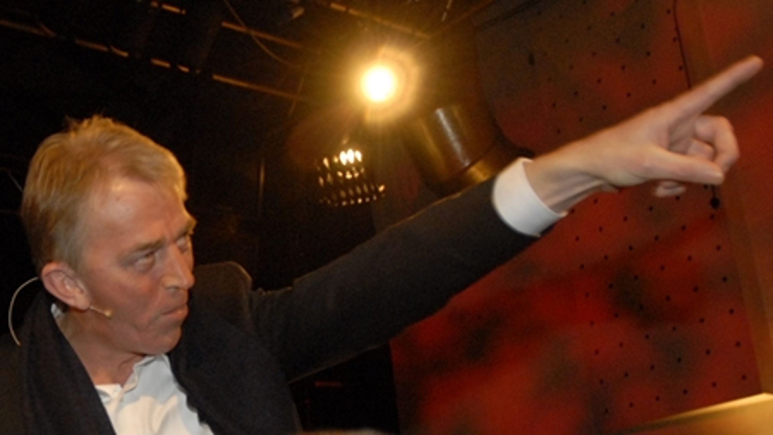 Brandet og stemmeslugeren Villy Søvndal toppede omkring 2007, hér viser han vejen for partifæller på valgnatten. Nu fylder han 60 år og skal til at beslutte sig for, hvordan den sidste del af karrieren skal spilles.