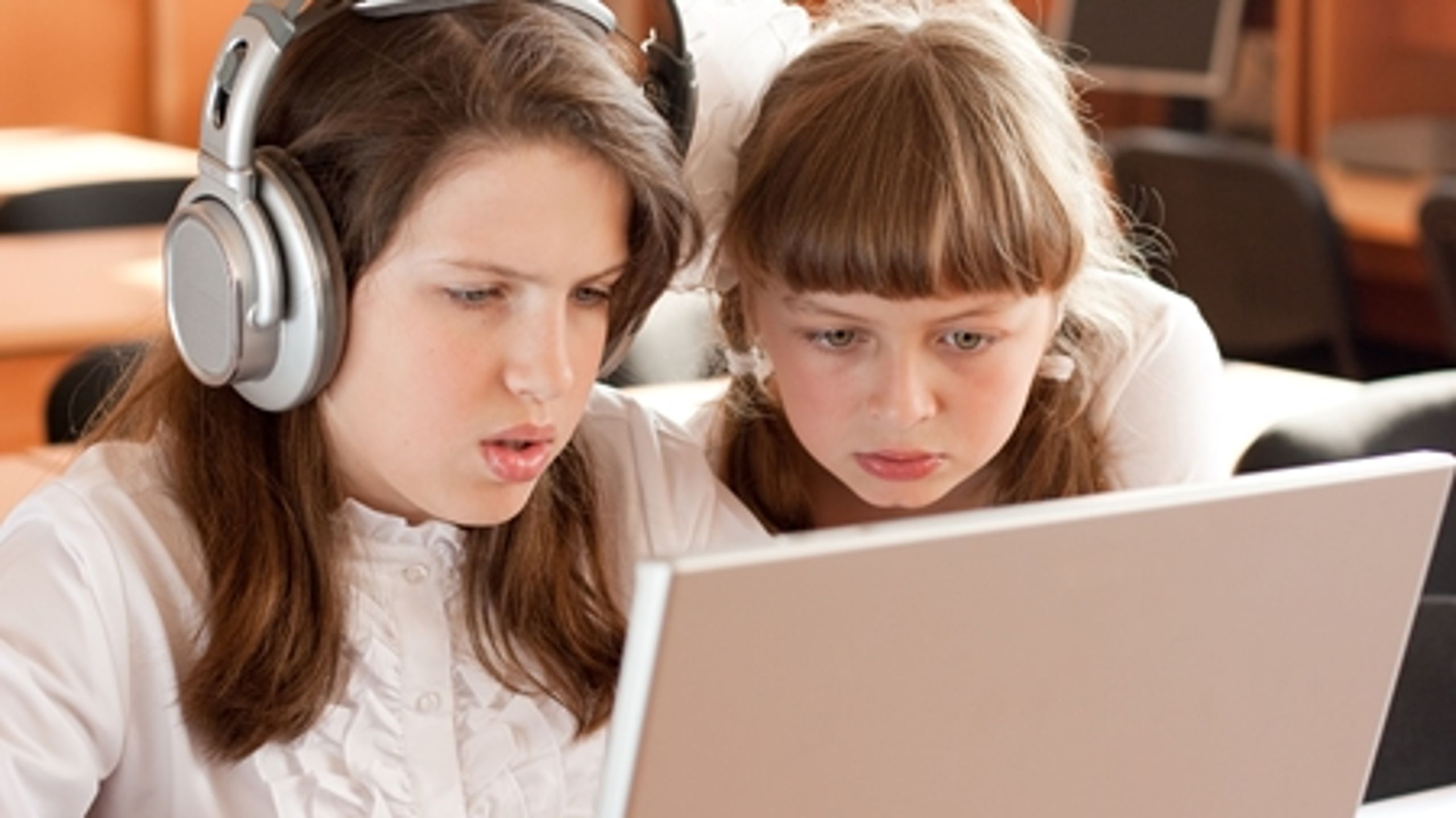I 2014 skal alle elever i den danske folkeskole have adgang til en computer i undervisningen. Kommunerne vil dog ikke tvinge eleverne til at tage deres eget udstyr med i skole