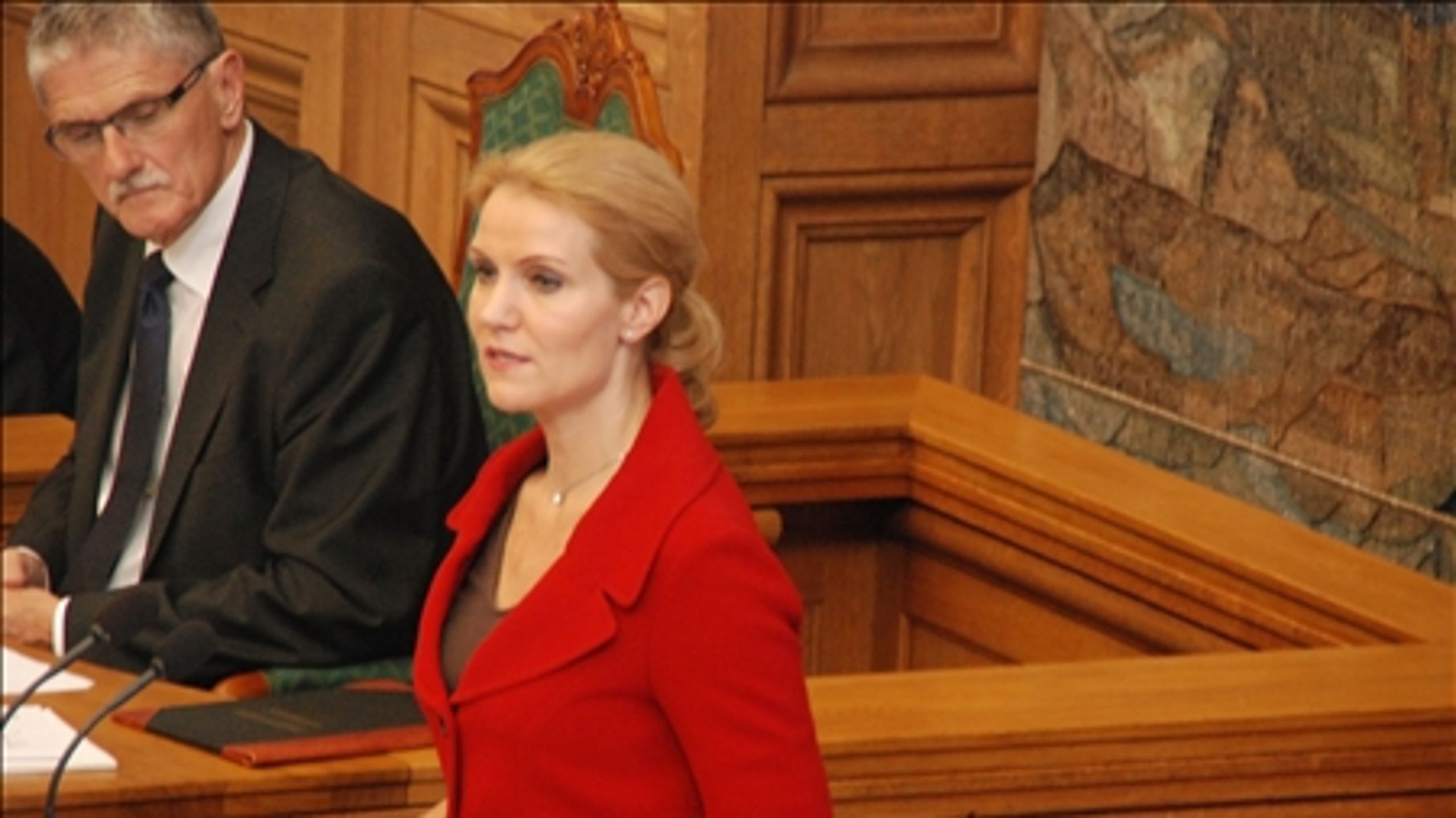 Hver tredje af Socialdemokratiets arbejdervælgere har vendt statsminister Helle Thorning-Schmidt (S) ryggen på under et år.