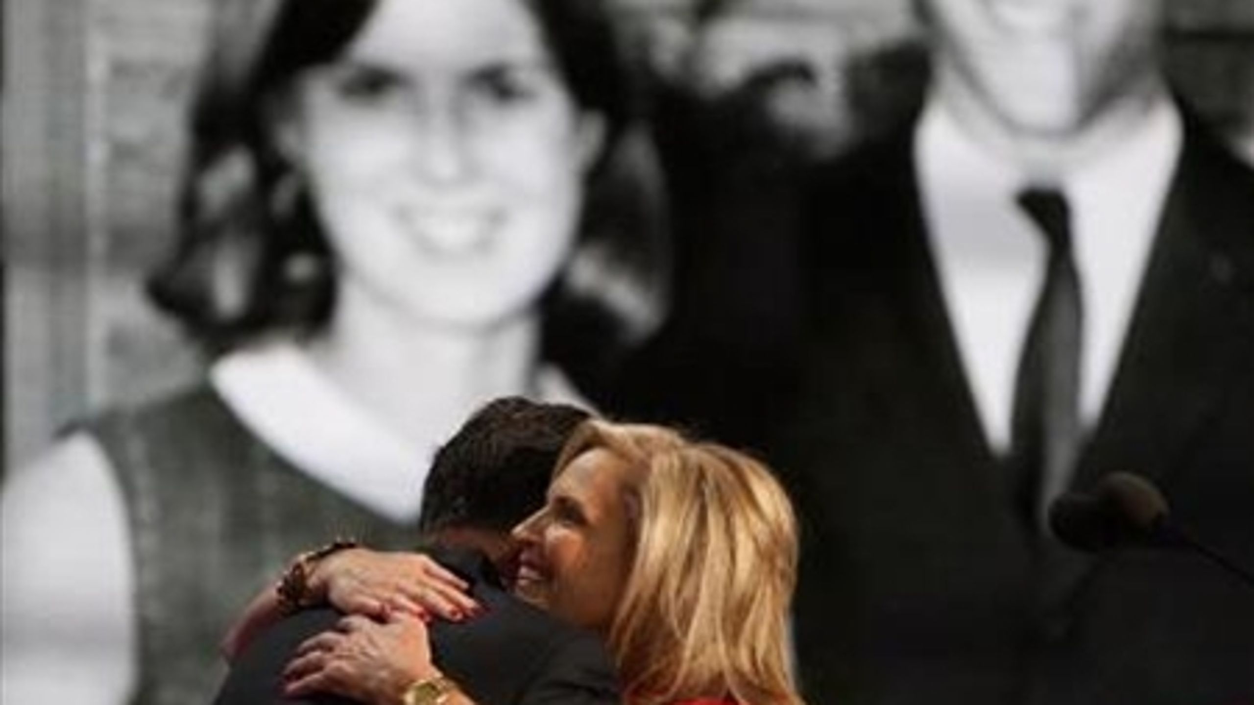 Ann Romney omfavner her sin mand Mitt efter talen på det republikanske konvent, som henvendte sig til de amerikanske kvinder.