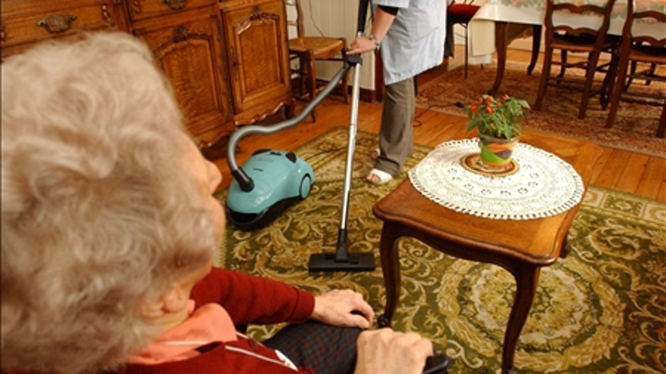 Flere og flere ældre fravælger den offentlige hjemmehjælp.