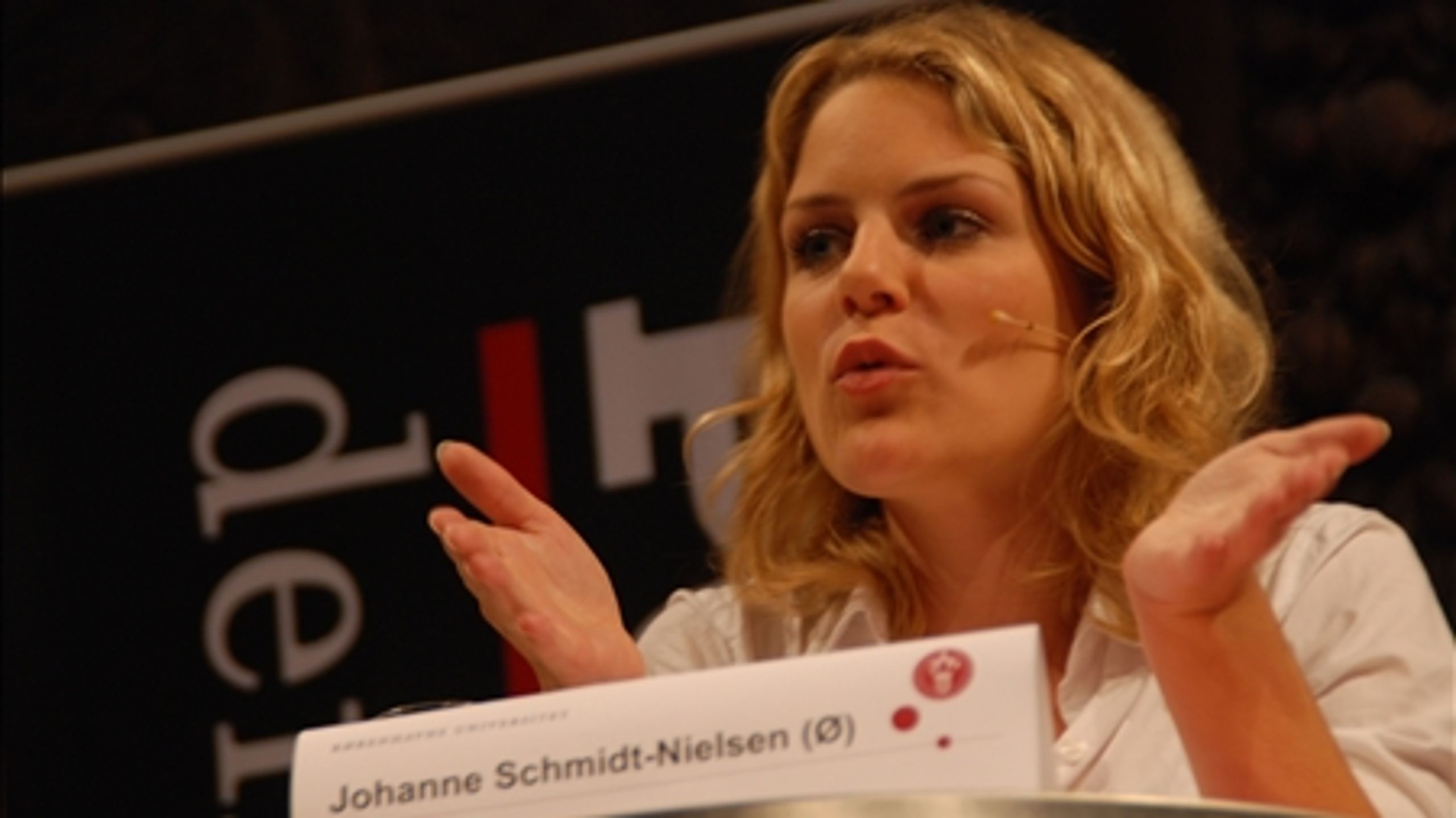 Johanne Schmidt-Nielsen: Enhedslistens politiske ordfører bliver nu selv beskyldt for "at pisse på de arbejdsløse", efter EL har blødt op i sine krav om ændring af dagpengesystemet.