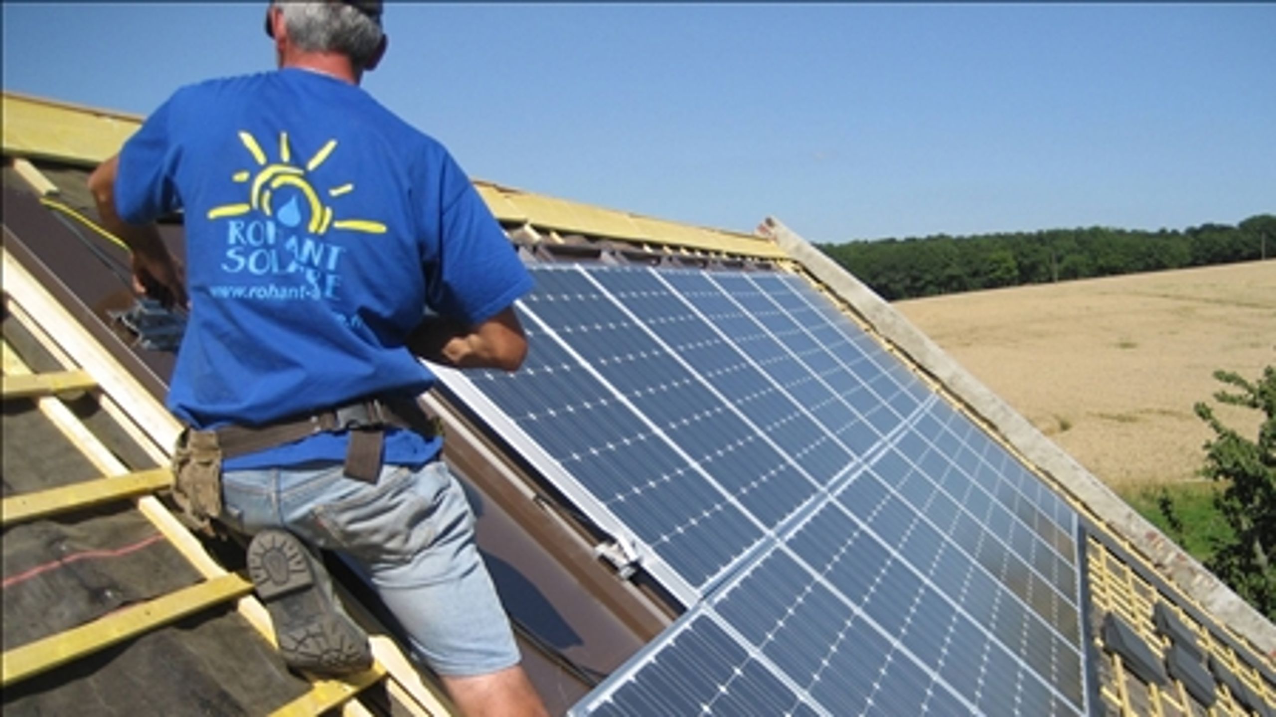 Energiminister Martin Lidegaard (R) vil sikre, at de mange boligejere, der allerede har købt solceller, ikke bliver ramt af nye regler på området. 