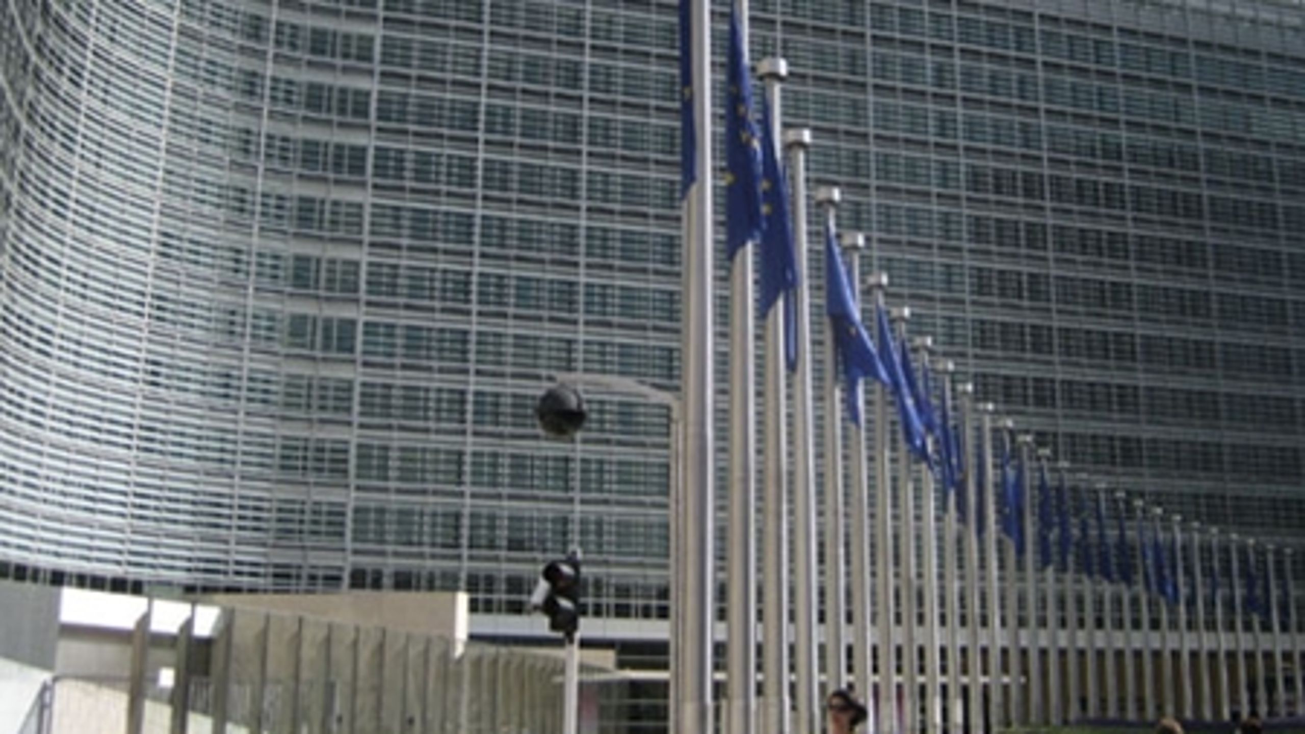 Berleymont-bygningen i Bruxelles er Kommissionens hovedkontor. Men Kommissionens generaldirektorater er spredt i flere bygninger i et stort område af Bruxelles.