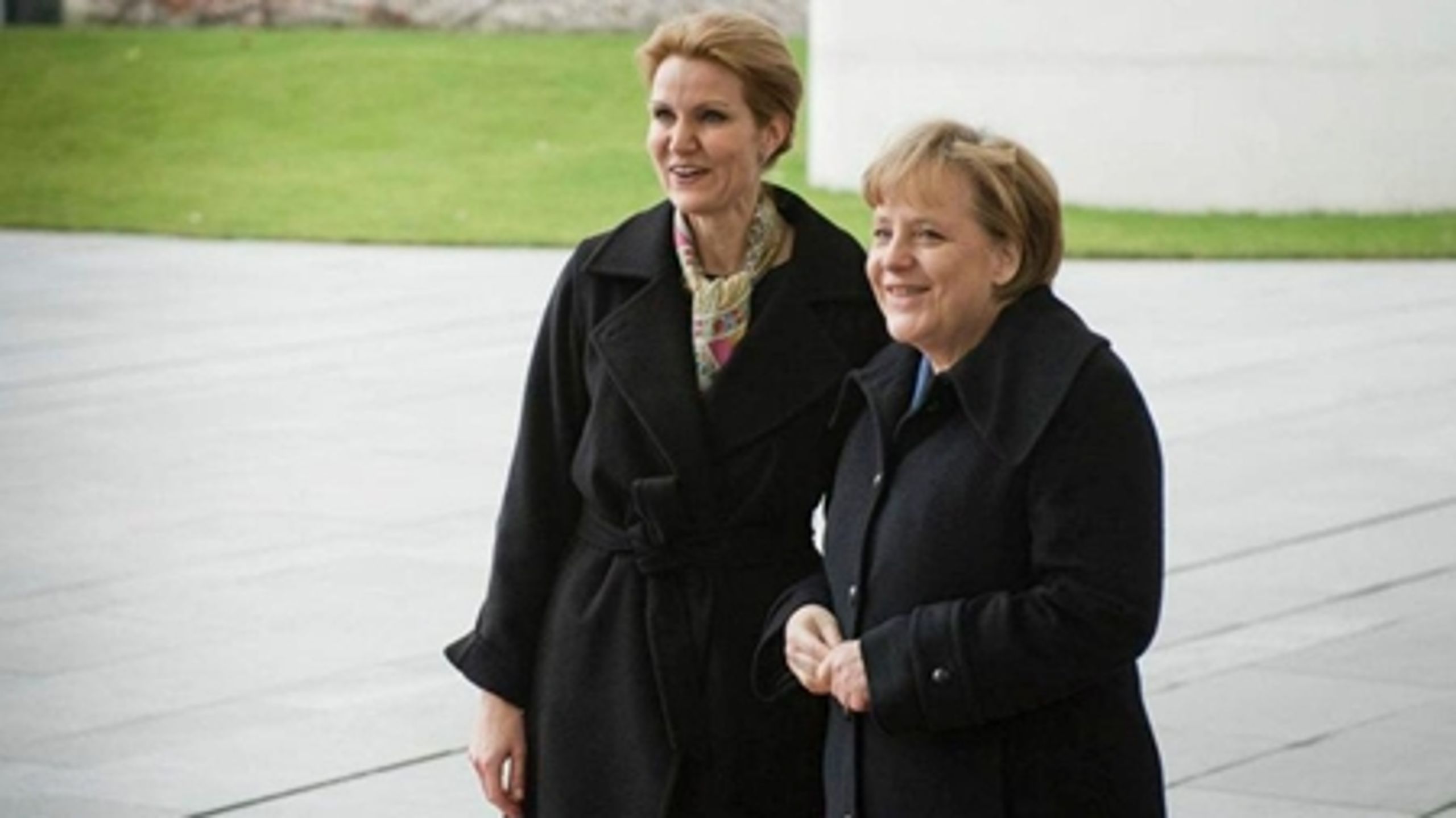 Ifølge meningsmålingerne står Helle Thorning-Schmidt (S) allerede til at blive udskiftet efter første regeringsperiode. Utilfredse vælgere er billedet i et kriseramt Europa, hvor Merkel i Tyskland er undtagelsen.