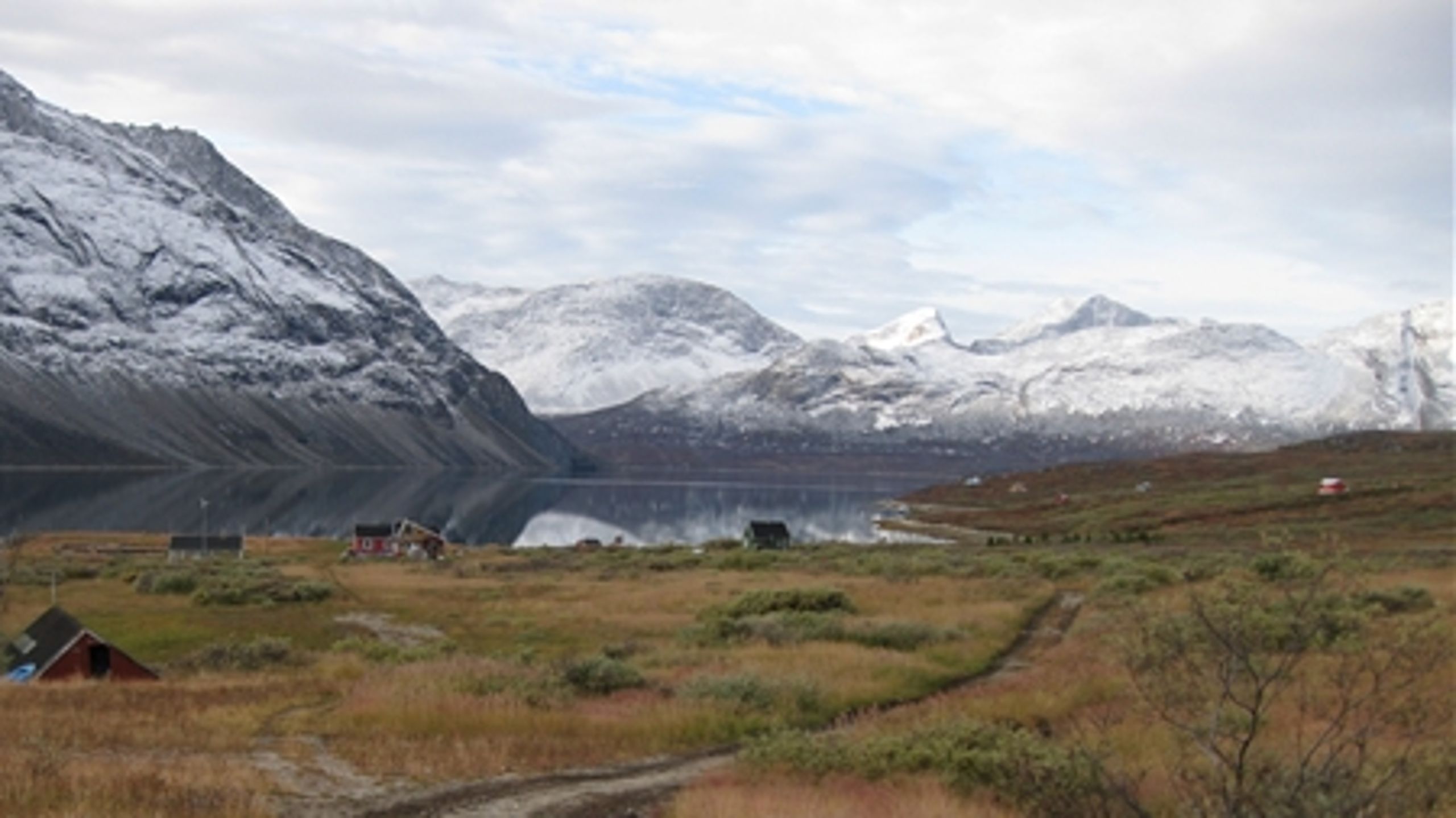 En jernmine i fjordsystemet omkring Nuuk i Grønland sætter nu selvstyreloven på sin første alvorlige prøve. Sikkerhedspolitik og mulige milliardoverskud spiller ind. 