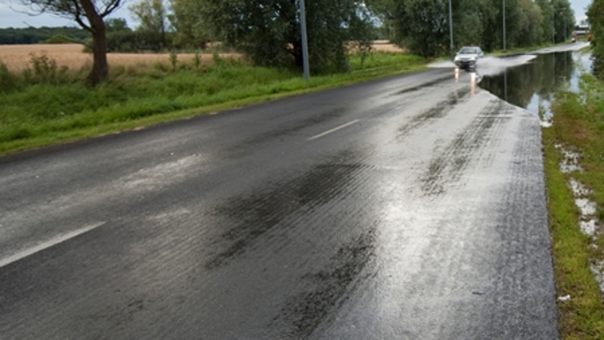Forligspartier strides om vedligeholdelse af vej og bane.