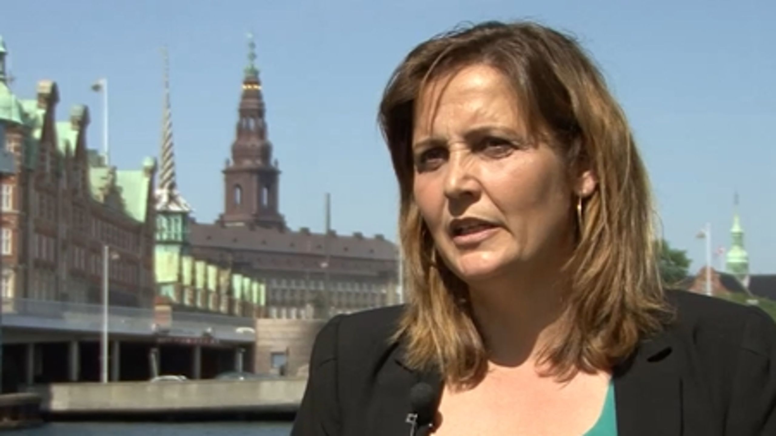 Den danske regeringen fører ikke den samme GMO-politik som VK-regeringen, understreger miljøminister Pia Olsen Dyhr (SF). 