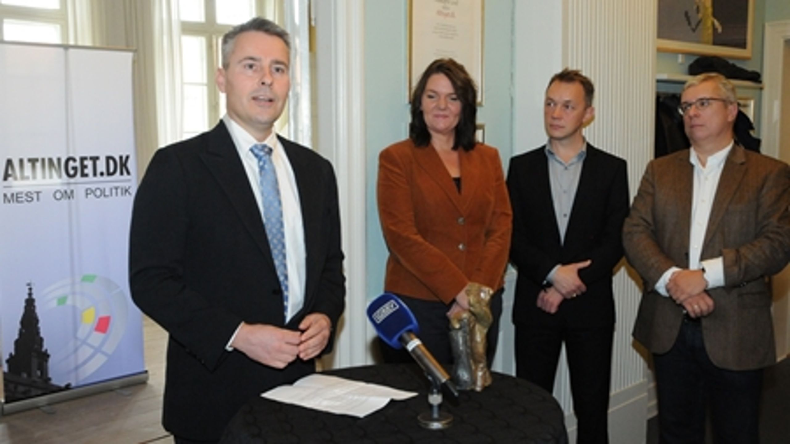 Erhvervs- og vækstminister Henrik Sass Larsen (S) takkede for Ting-Prisen 2013. Til højre priskomiteen Søs Marie Serup Laybourn, Jan Juul Christensen og Rasmus Nielsen. 
