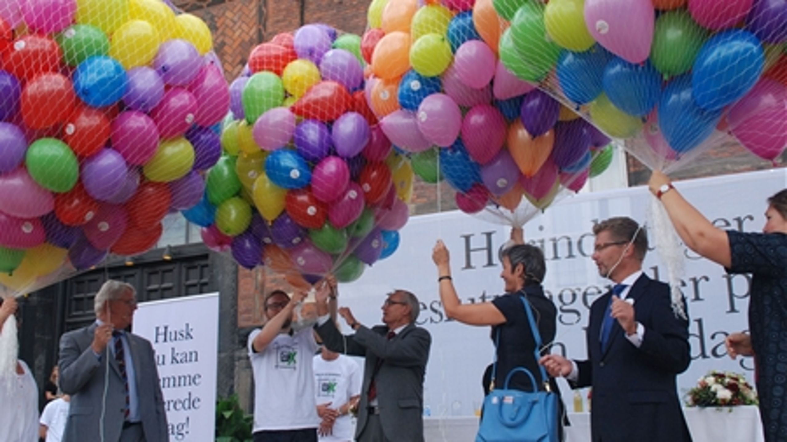  	Kampagnen 'Tænk dig om før du ikke stemmer' blev skudt i gang med balloner fra Københavns Rådshusplads første septemeber. Men først i november går det for alvor løs.
