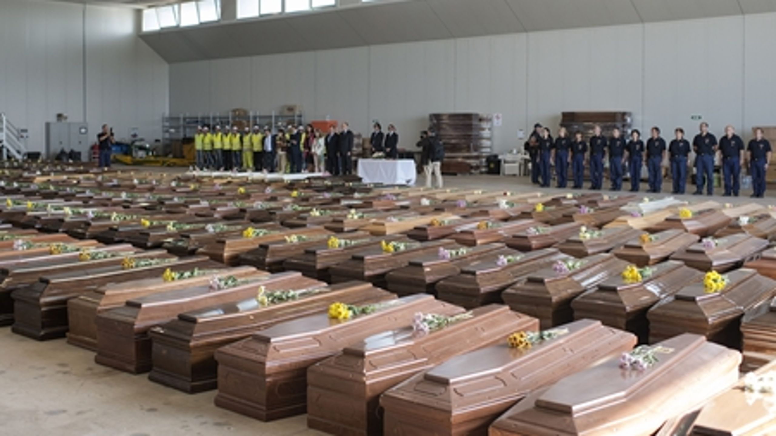 Kisterne med de omkomne efter forliset ud for den italienske ø Lampedusa den 3. oktober.