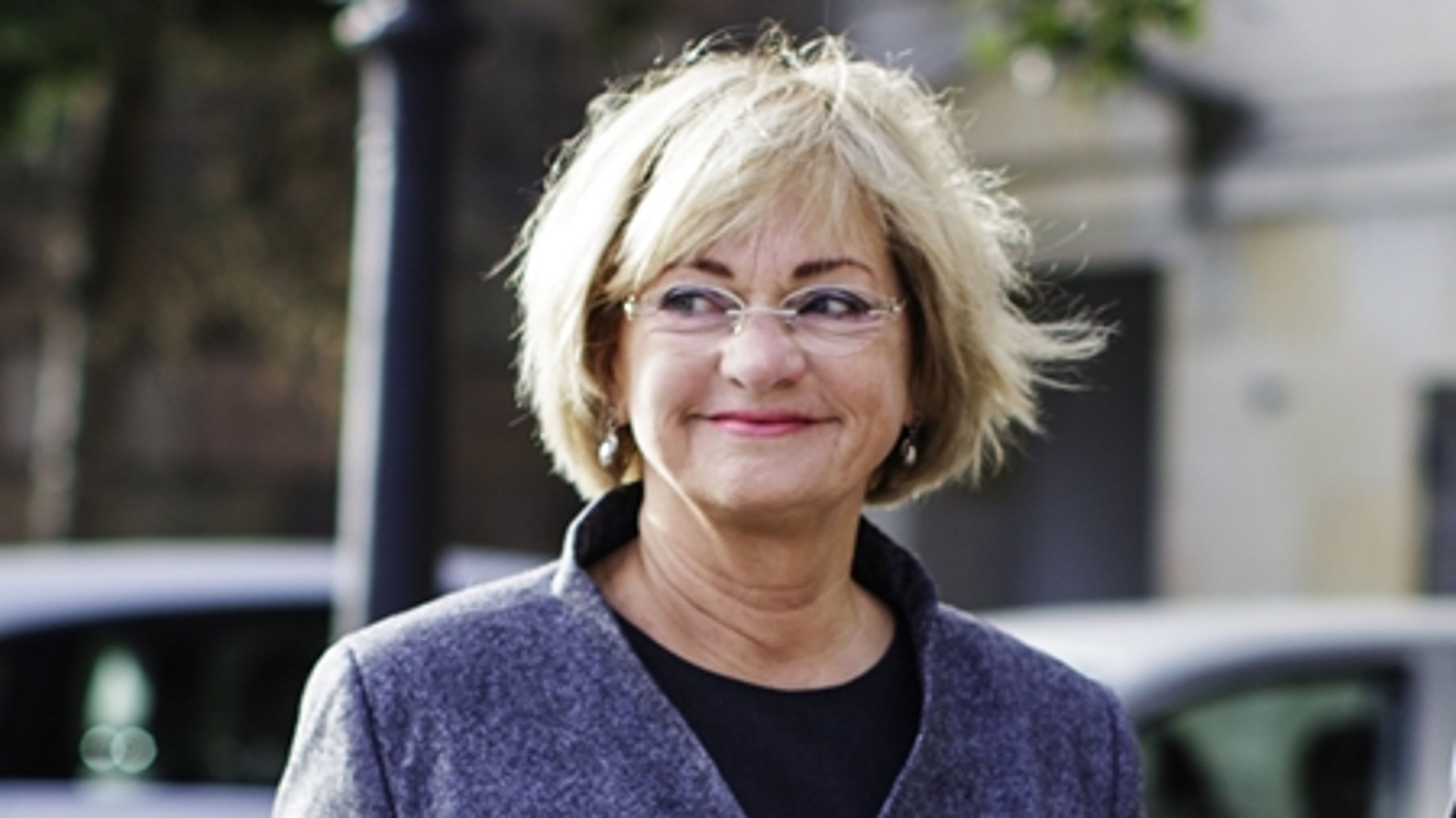 Ifølge Pia Kjærsgaard (DF) har kulturminister Marianne Jelved (R) muret sig inde i Kulturministeriet, hvor hun gemmer sig bag embedsværket.