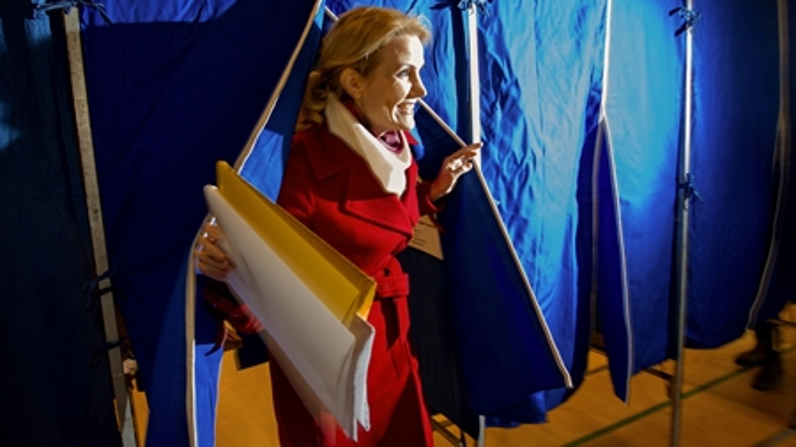 Statsminister Helle Thorning-Schmidt (S)  udtrykte utilfredshed med valgresultatet, men det var på baggrund af forkerte prognoser. I virkeligheden slap Socialdemokraterne med en lille tilbagegang - og blev det største parti på landsplan. 