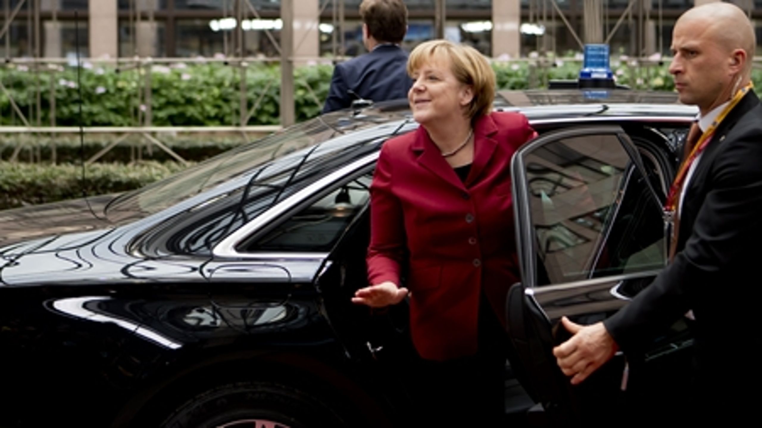 Den tyske kansler, Angela Merkel, var personligt involveret i at få udsat de nye regler om CO2-udledning, som særligt rammer den tyske bilindustri.