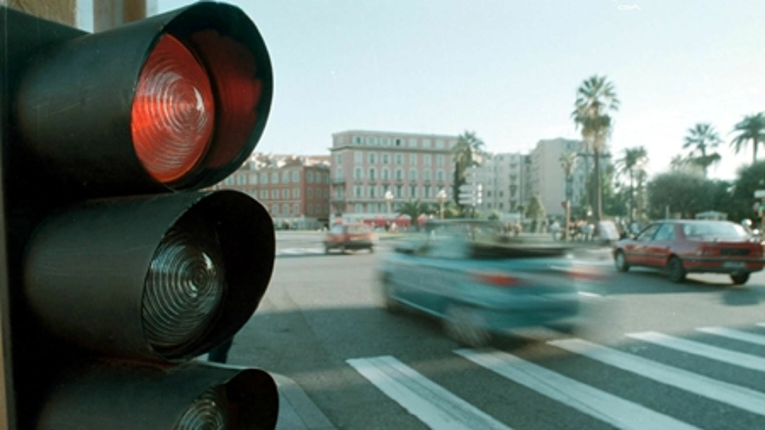 Skal bilister have lov til at køre til højre ved rødt lys? Ja, mener Dansk Erhverv.
