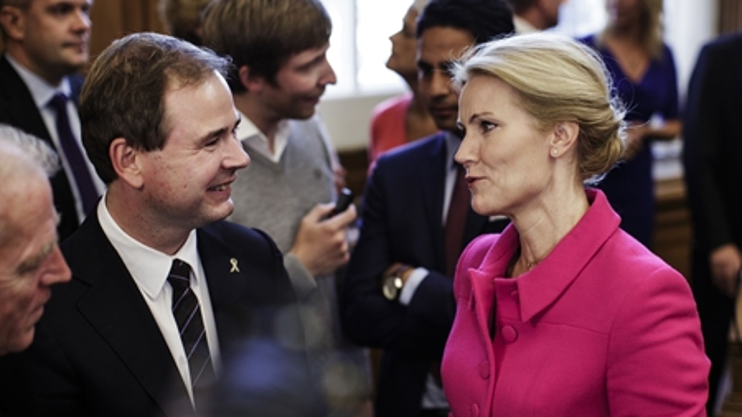 Statsminister Helle Thorning-Schmidt kom ind i kampen igen, fordi dagpengesagen blev fjernet fra dagsordenen, og Løkke klokkede i det. Men hendes chancer for at vinde næste valg er stadig små.