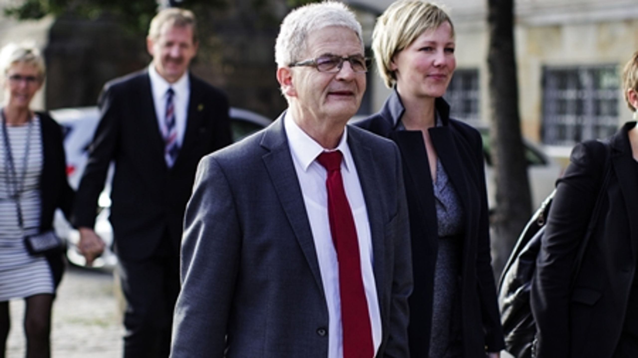 Udenrigsminister Holger K. Nielsen (SF) kommer med plan for ny ambassadestruktur til januar.