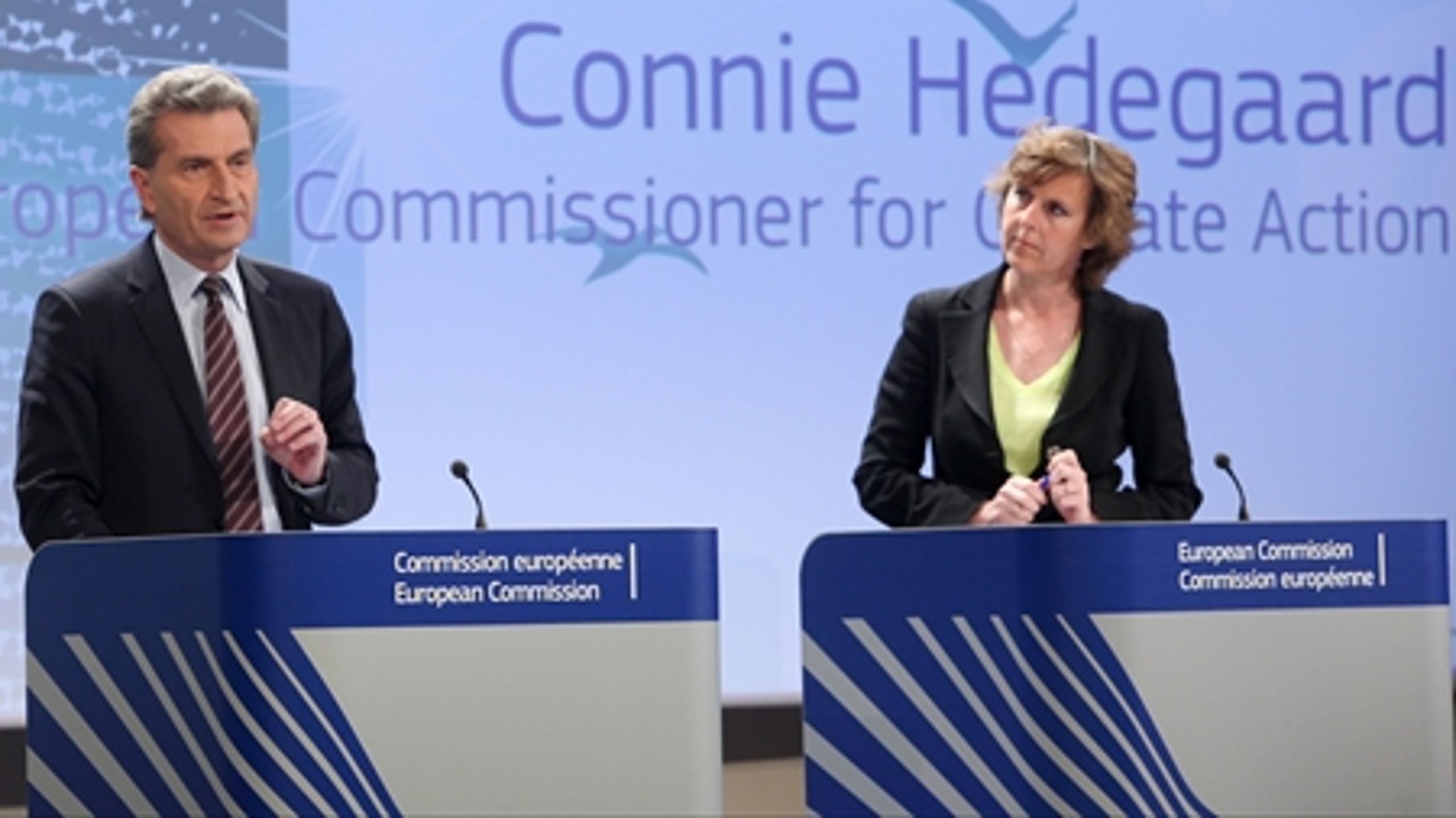 Klimakommissær Connie Hedegaard (t. h.)er ikke enig med sin kollega energikommissær Günther Oettinger (t. v.) om ambitionerne for en ny klimapakke.