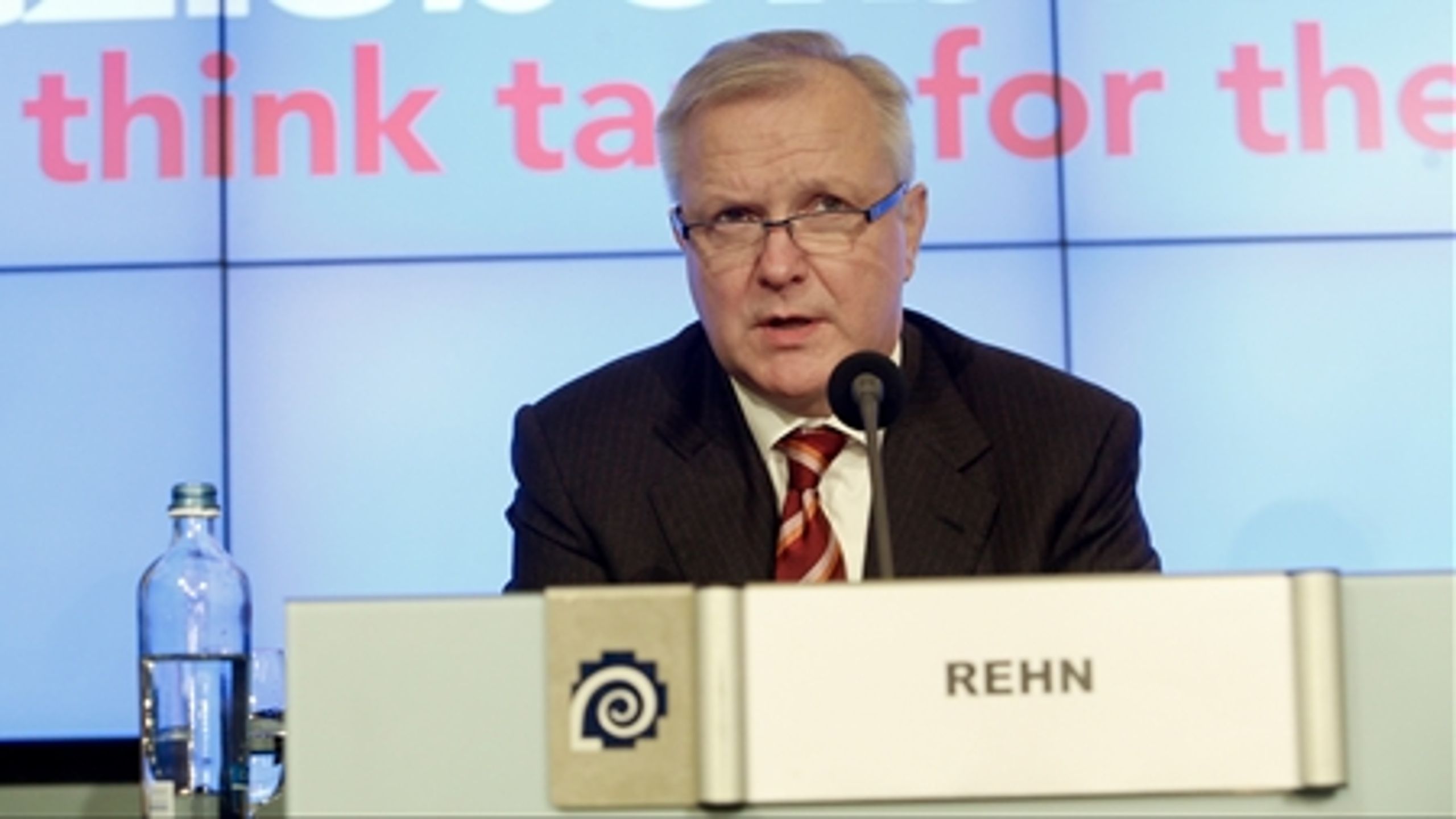 Den finske økonomikommissær, Olli Rehn, har trukket sig fra kapløbet om at blive den næste EU-kommissionsformand.
