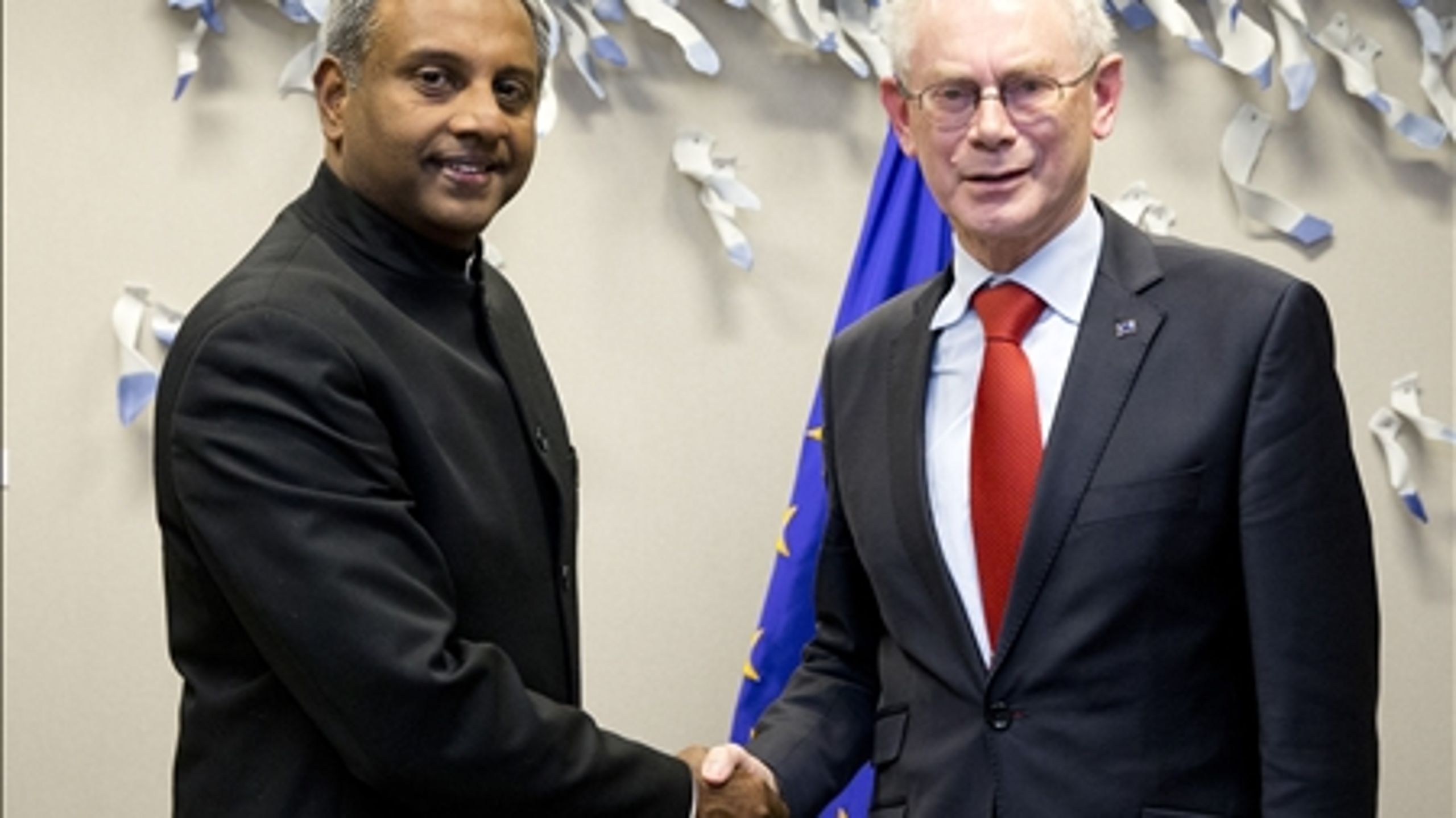Generalsekretær i Amnesty International Salil Shetty (t.v.) mødtes blandt andet med formanden for Det Europæiske Råd, Herman Van Rompuy (t.h.), under et besøg i Bruxelles.