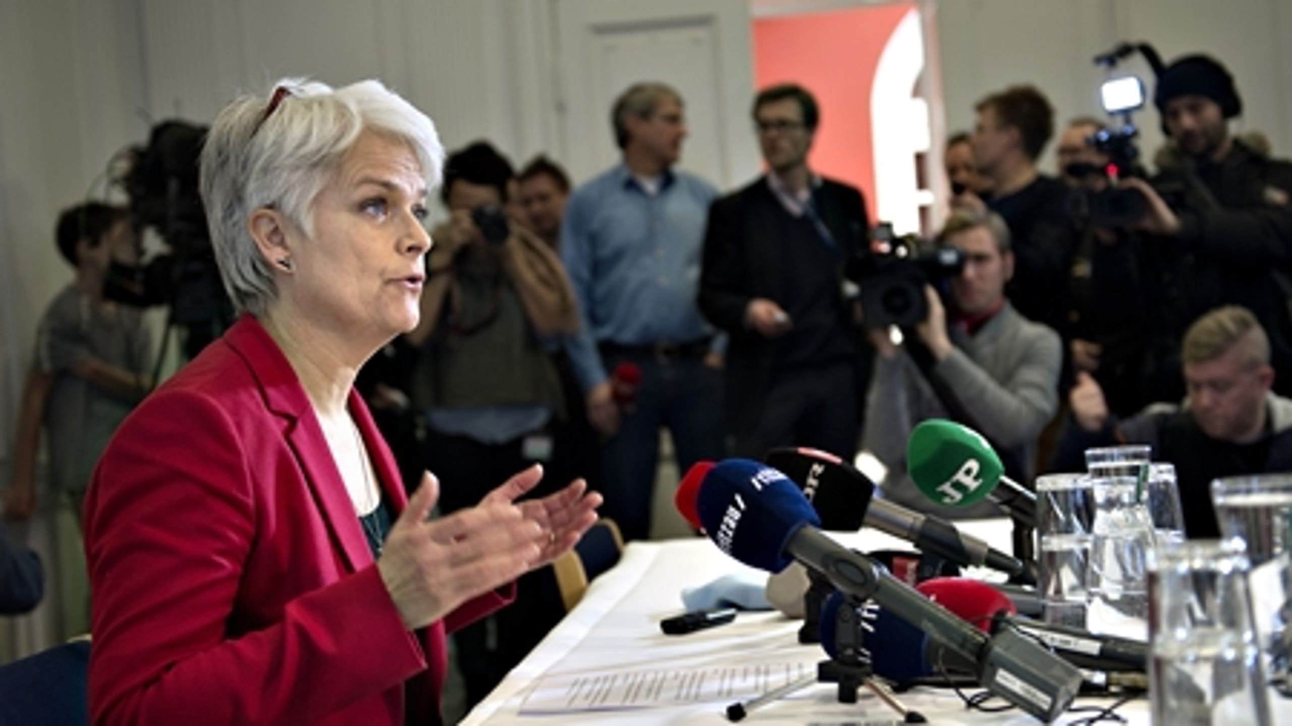 "Partiet står over for store udfordringer, men denne situation kan blive en ny start for SF," sagde Annette Vilhelmsen på pressemødet, hvor hun trak sig som formand.