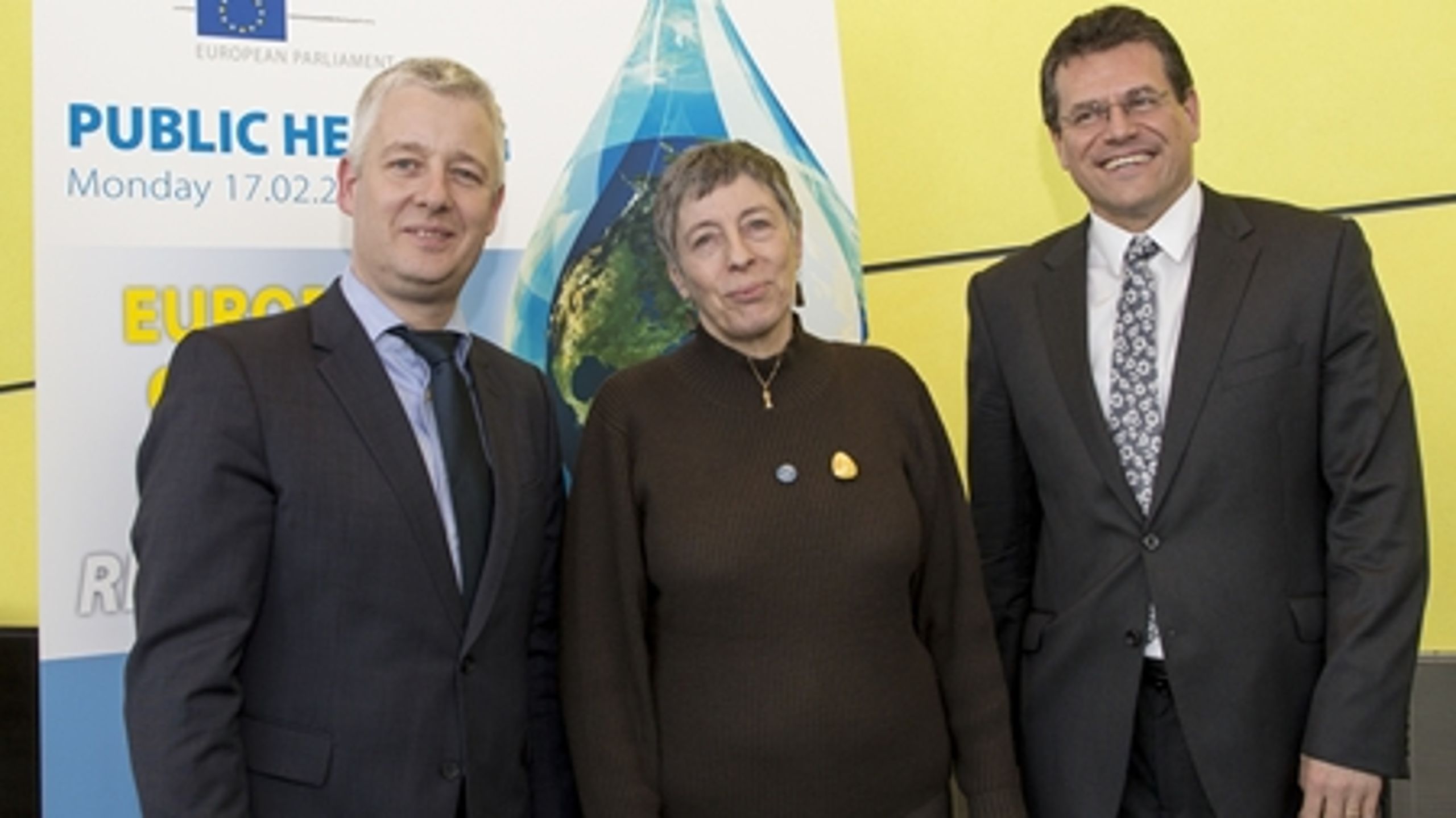 Flankeret af hhv. en europaparlamentariker og en EU-kommissær ses her formanden for Right2Water, Anne-Marie Perret.