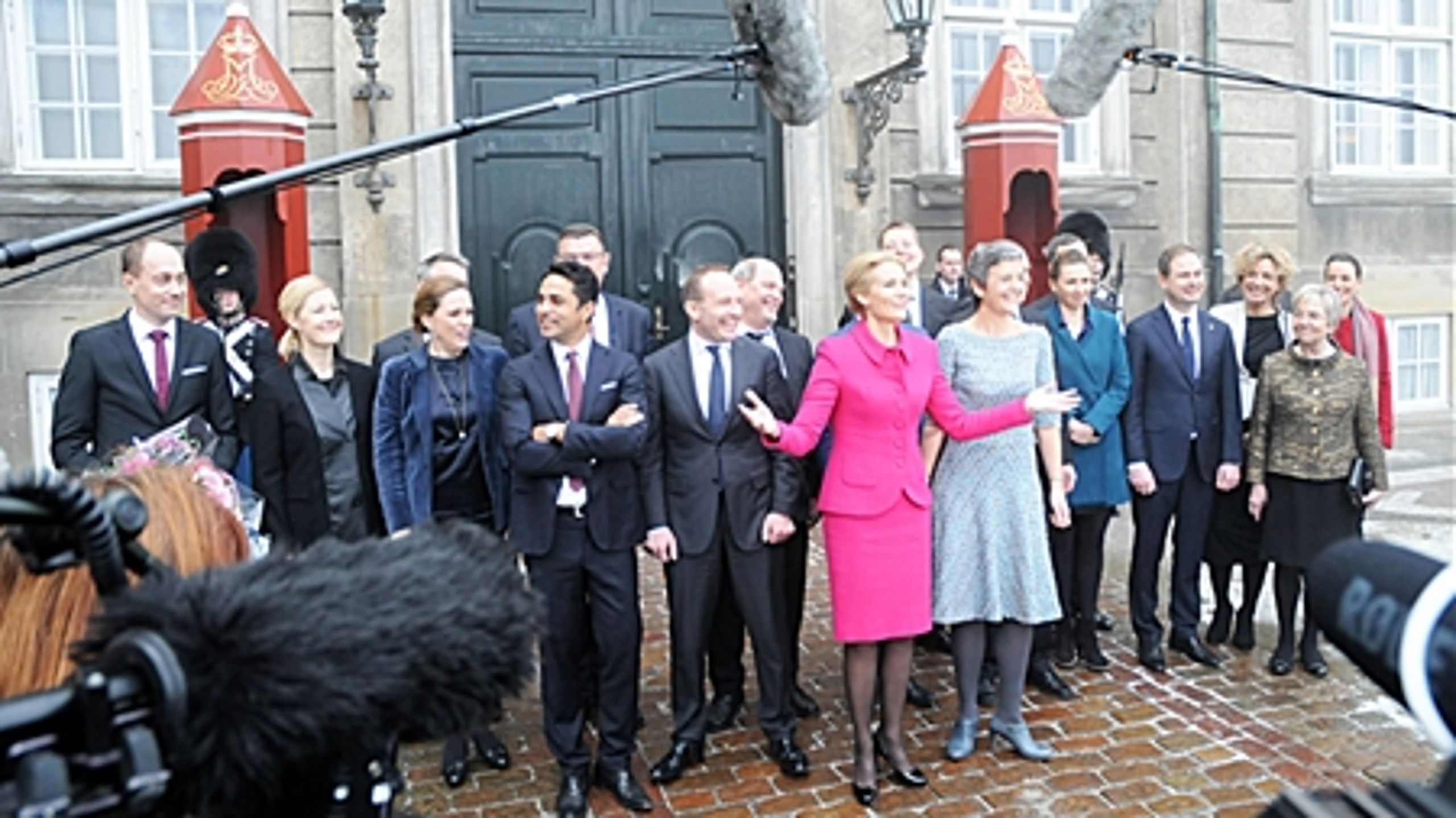 Statsminister Helle Thorning-Schmidt (S) håber på at få en ny begyndelse med dannelsen af en SR-regering i februar. Men vælgerne siver stadig til blå blok.